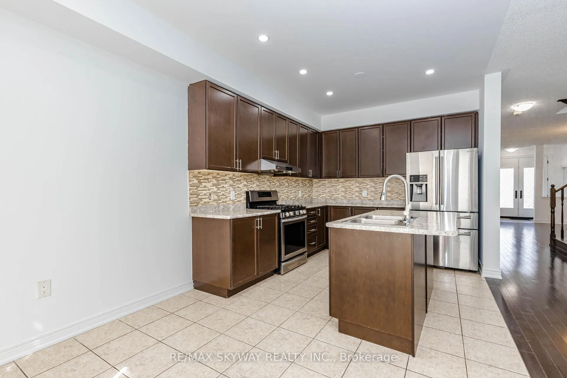 Photo 14 of 63 Vezna Crescent, Brampton, Credit Valley — HOMEH