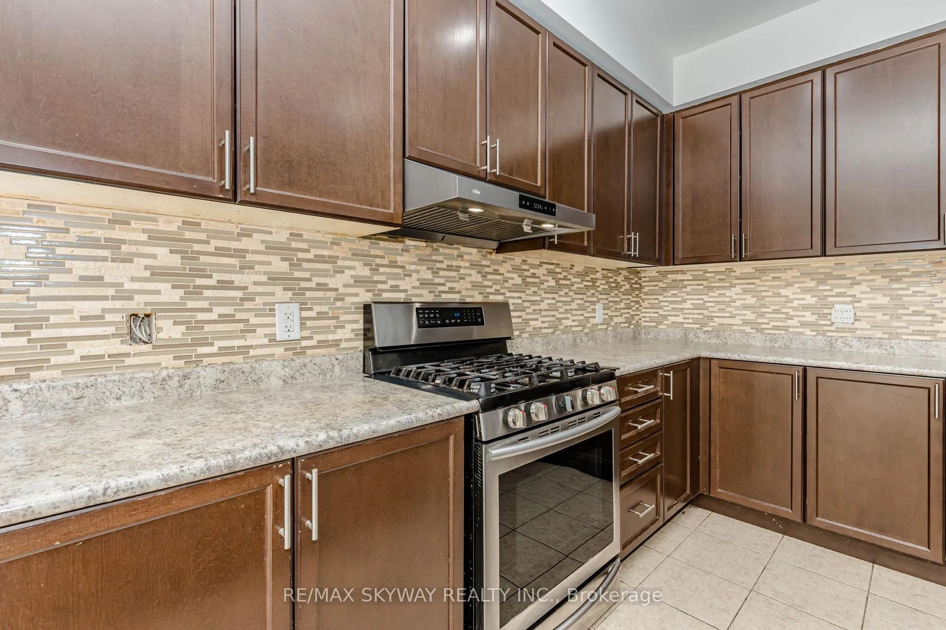 Photo 15 of 63 Vezna Crescent, Brampton, Credit Valley — HOMEH