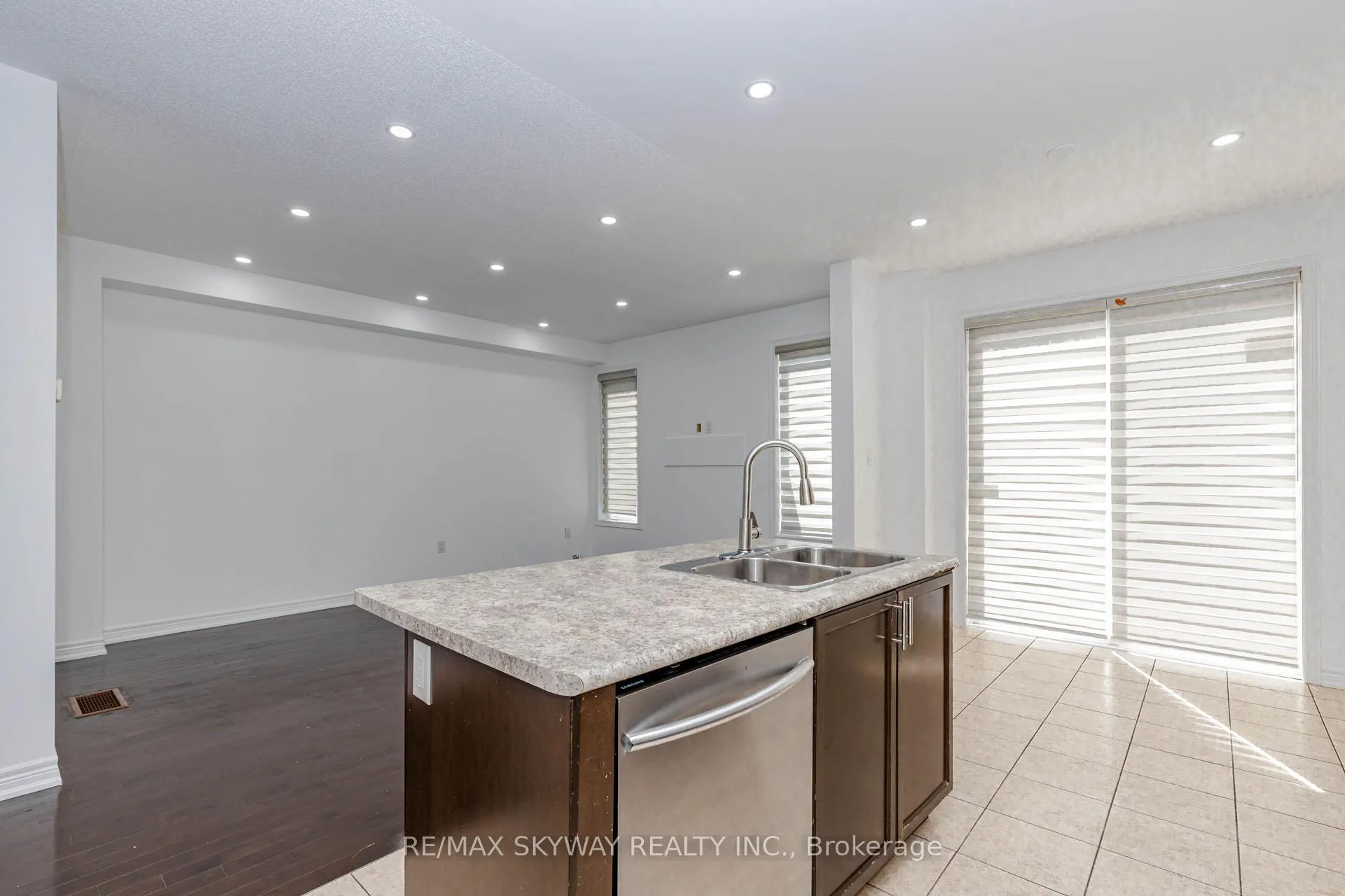 Photo 16 of 63 Vezna Crescent, Brampton, Credit Valley — HOMEH