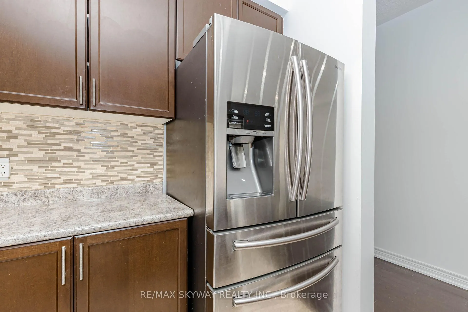 Photo 17 of 63 Vezna Crescent, Brampton, Credit Valley — HOMEH