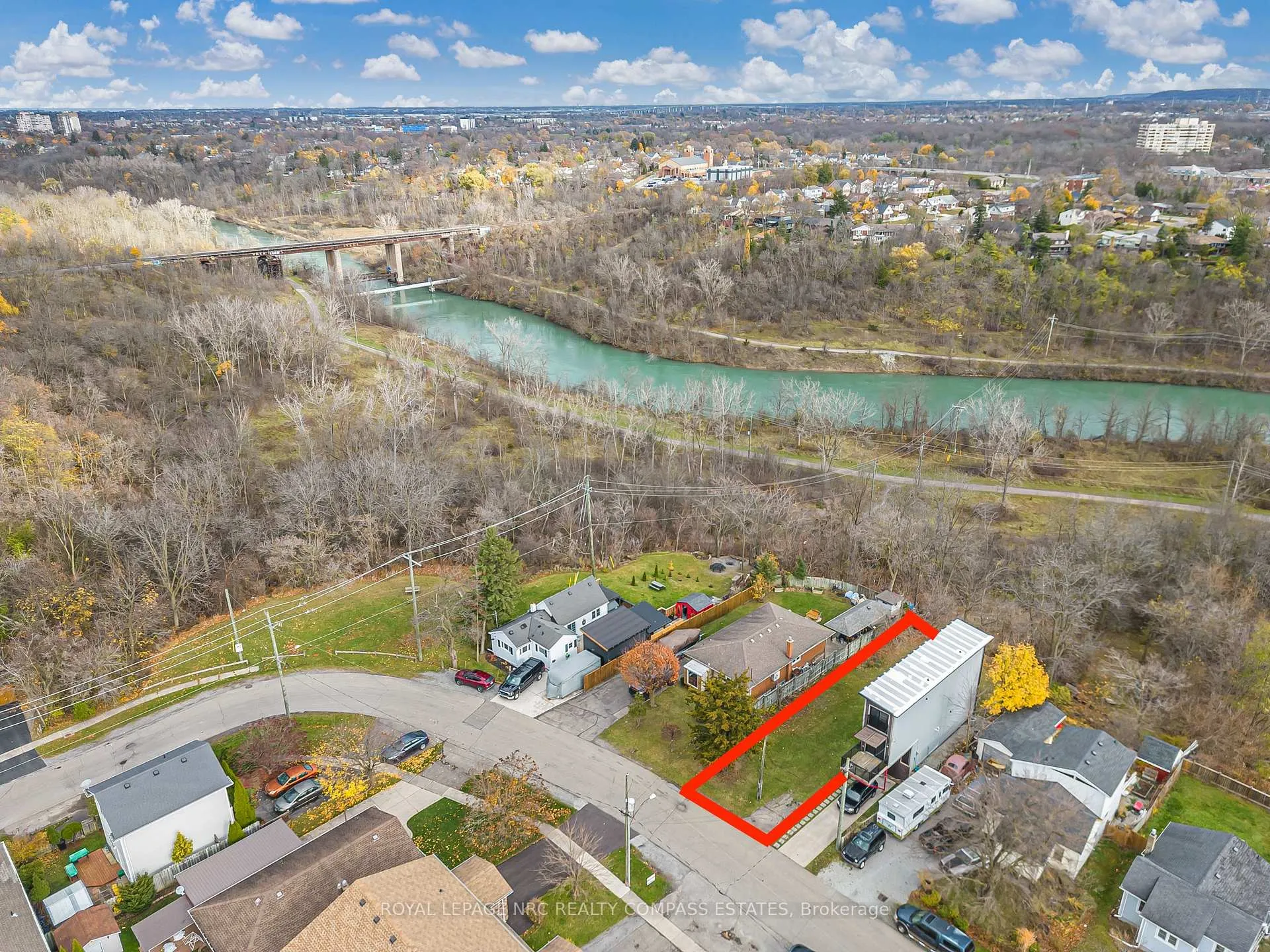 Photo 4 of 15 Hillview Road N, St. Catharines, Western Hill — HOMEH