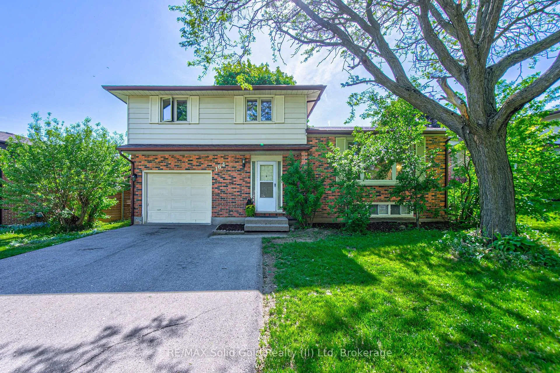 Photo 2 of 164 White Pine Crescent, Waterloo — HOMEH