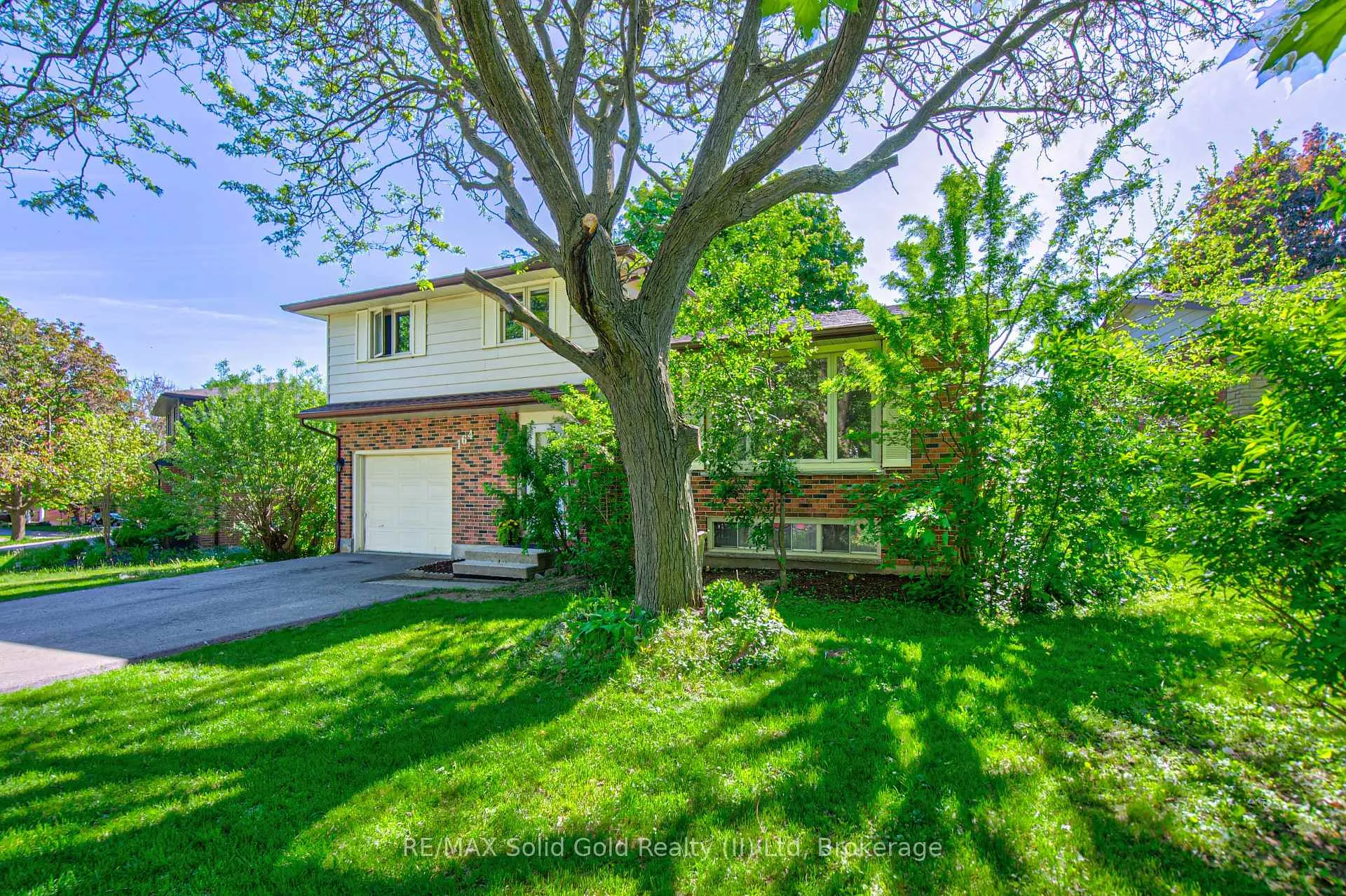 Photo 3 of 164 White Pine Crescent, Waterloo — HOMEH
