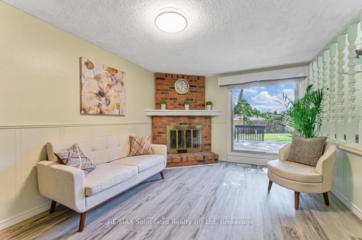 Photo 8 of 164 White Pine Crescent, Waterloo — HOMEH