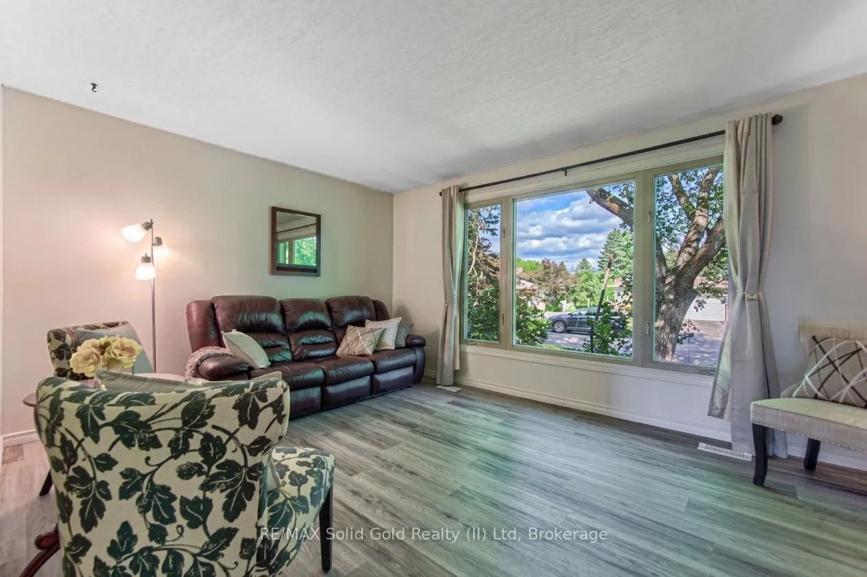 Photo 18 of 164 White Pine Crescent, Waterloo — HOMEH