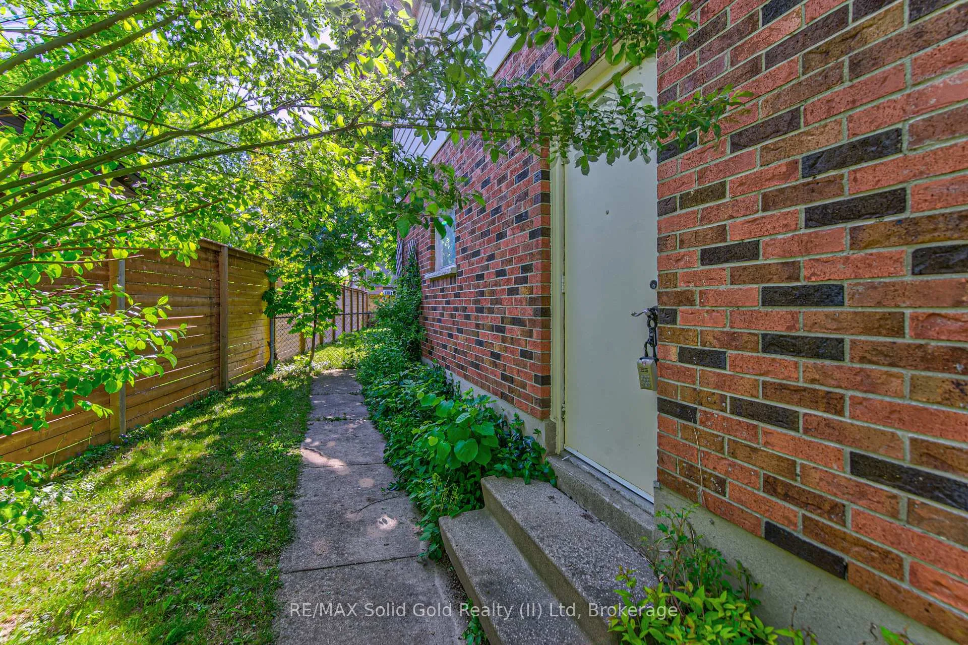 Photo 37 of 164 White Pine Crescent, Waterloo — HOMEH