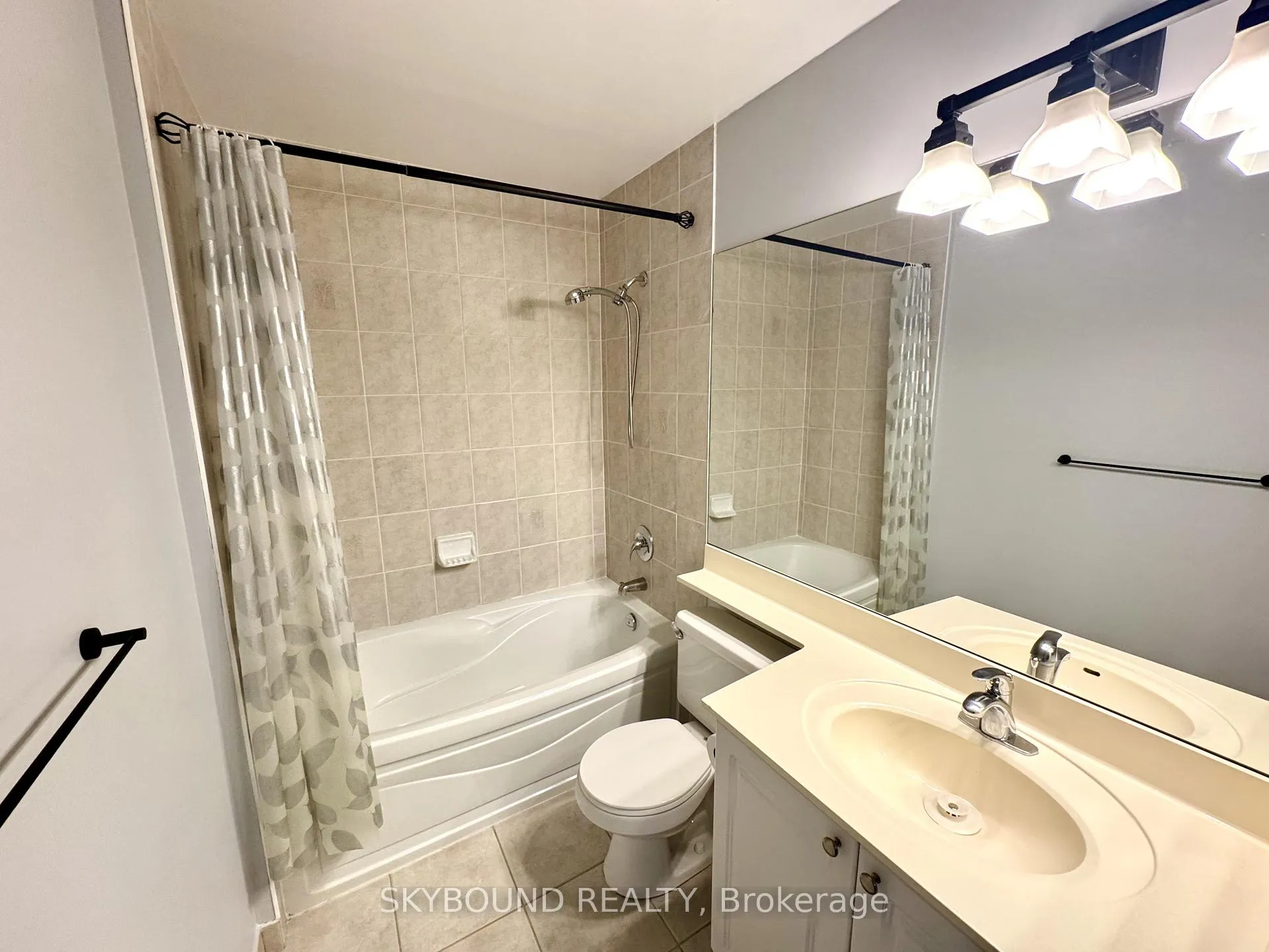 Photo 13 of Unit 131, 33 Cox Boulevard, Markham, Unionville — HOMEH