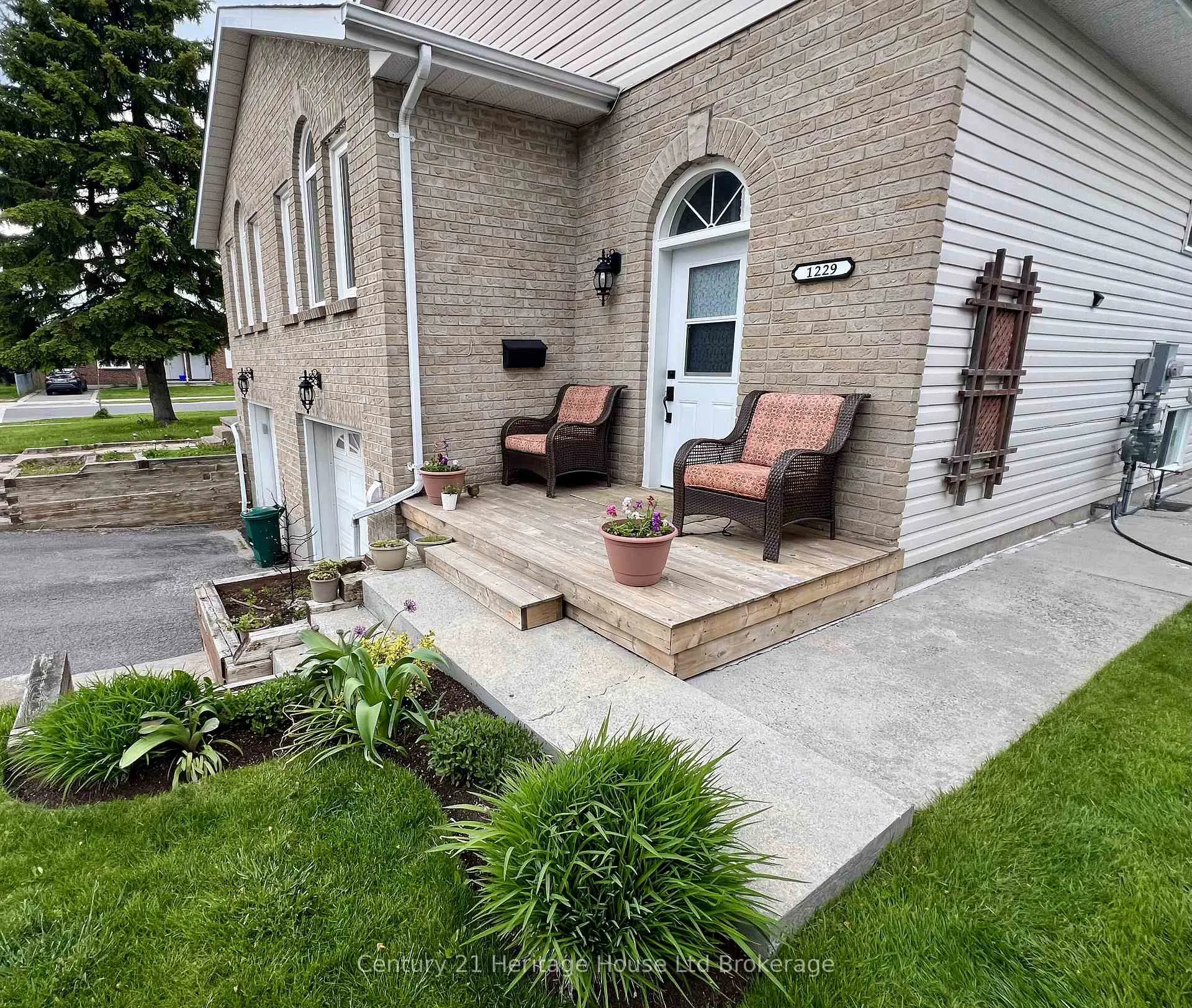 Photo 2 of 1229 Brackenwood Crescent, Kingston, City Northwest — HOMEH