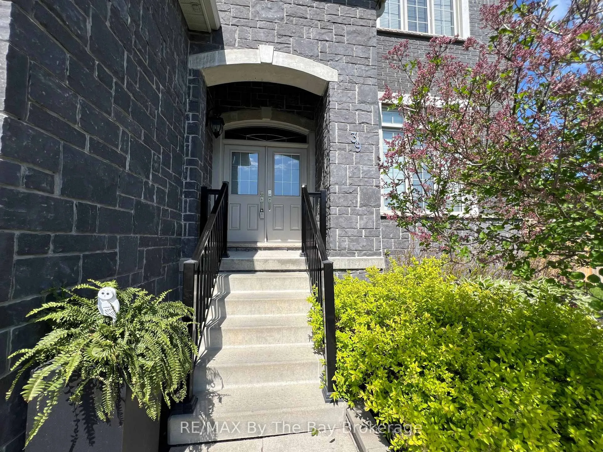 Photo 7 of 39 Gilpin Crescent, Collingwood — HOMEH