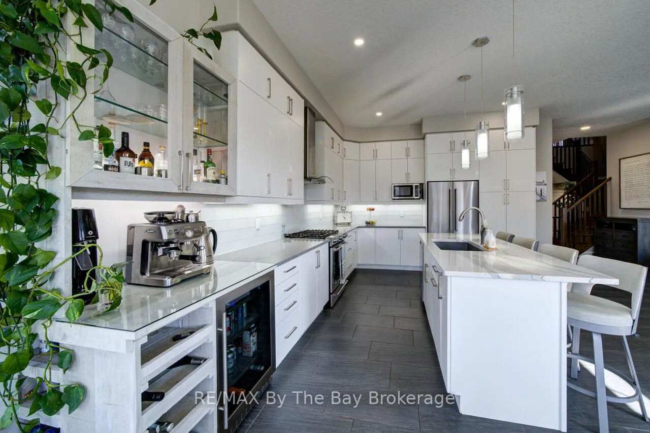 Photo 10 of 39 Gilpin Crescent, Collingwood — HOMEH