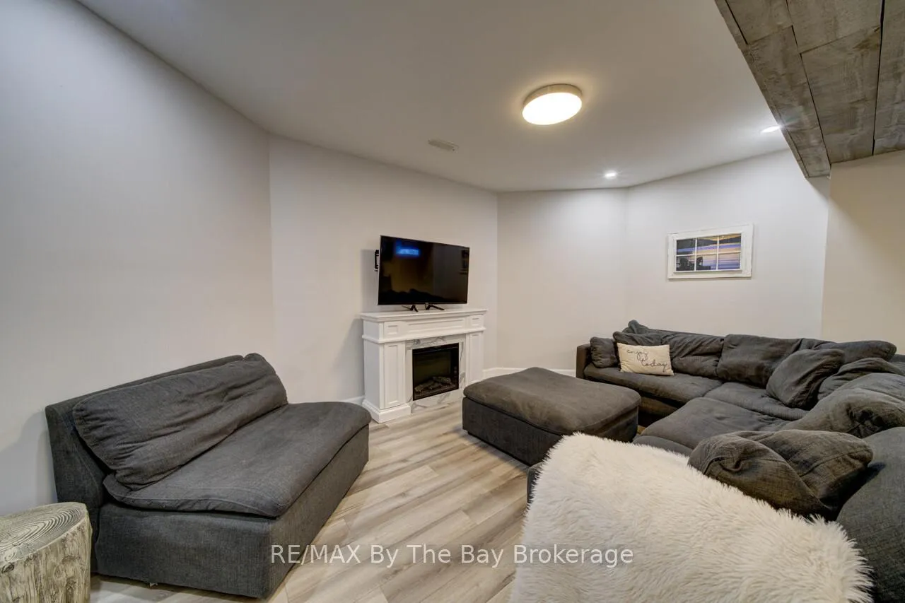 Photo 35 of 39 Gilpin Crescent, Collingwood — HOMEH