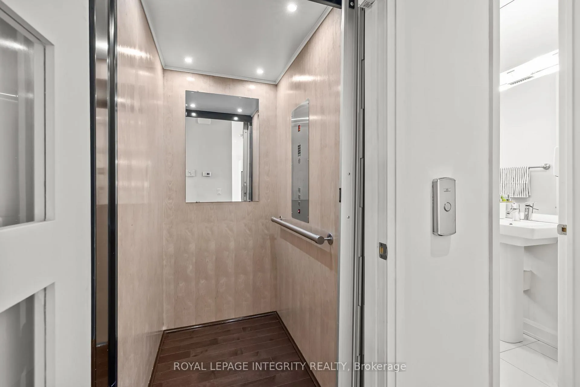 Photo 5 of 143 Stonemeadow Drive, Ottawa, Kanata - Bridlewood — HOMEH
