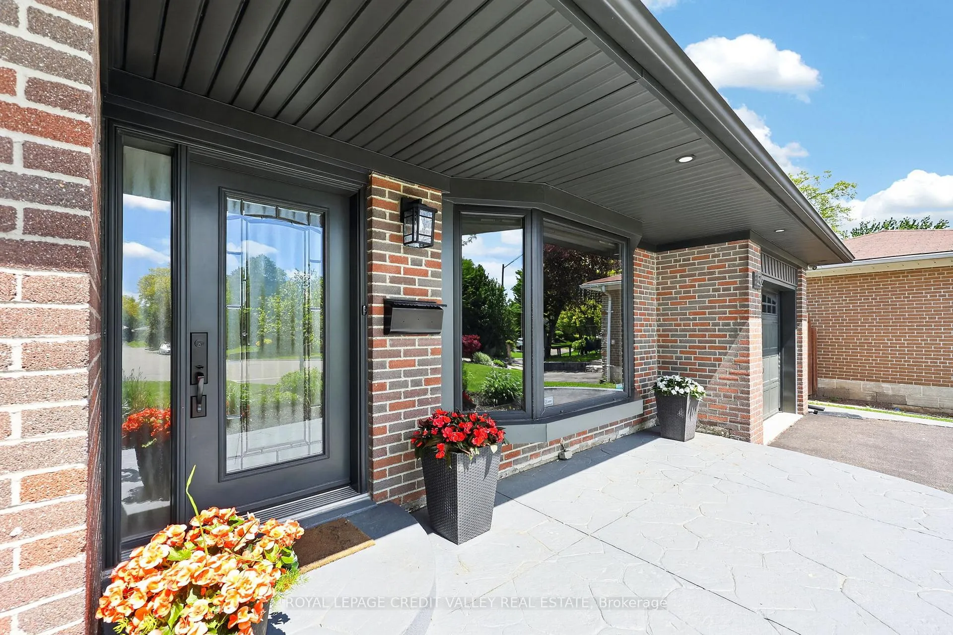 Photo 4 of 52 Terra Cotta Crescent, Brampton, Brampton East — HOMEH