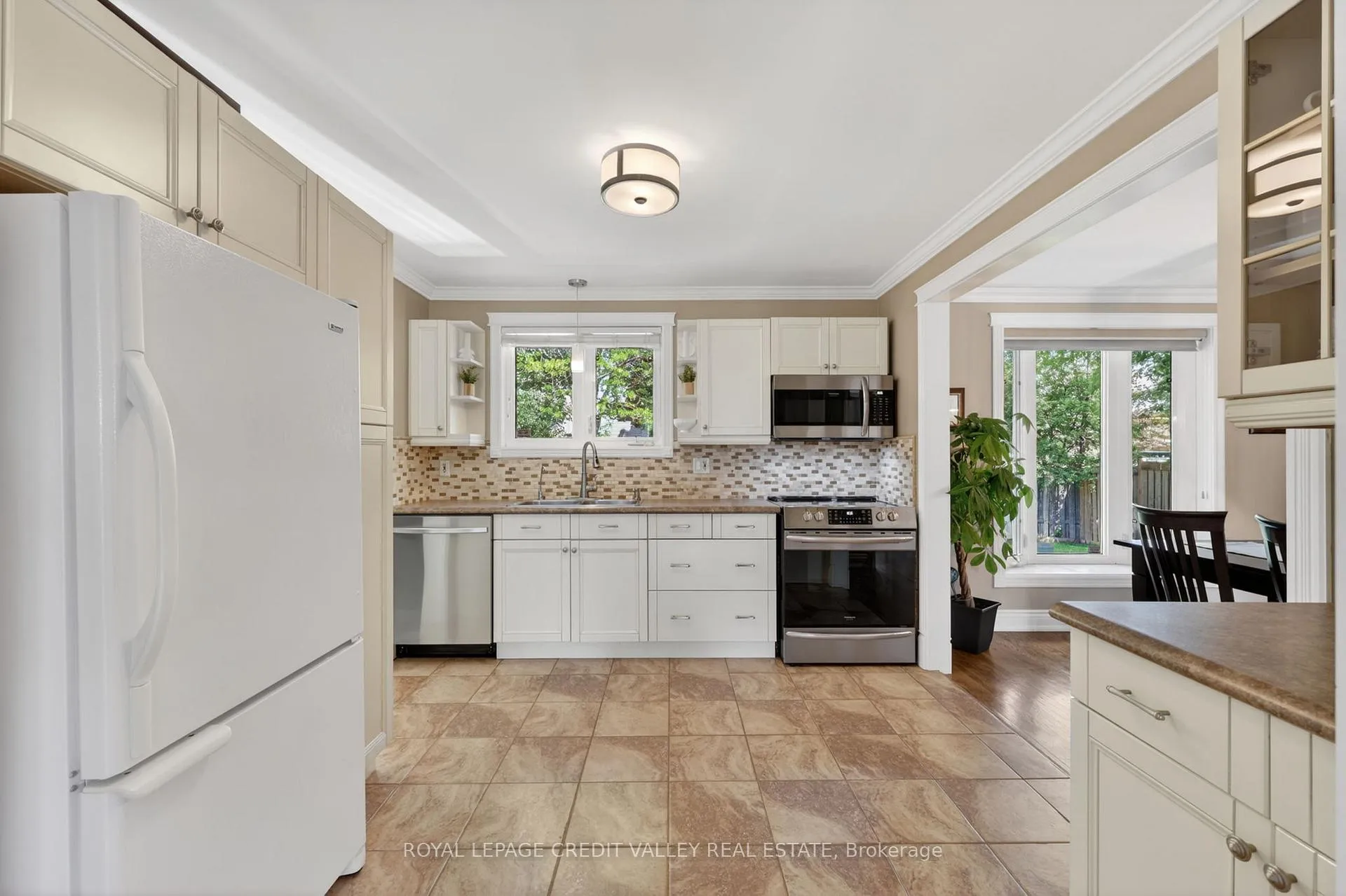 Photo 14 of 52 Terra Cotta Crescent, Brampton, Brampton East — HOMEH