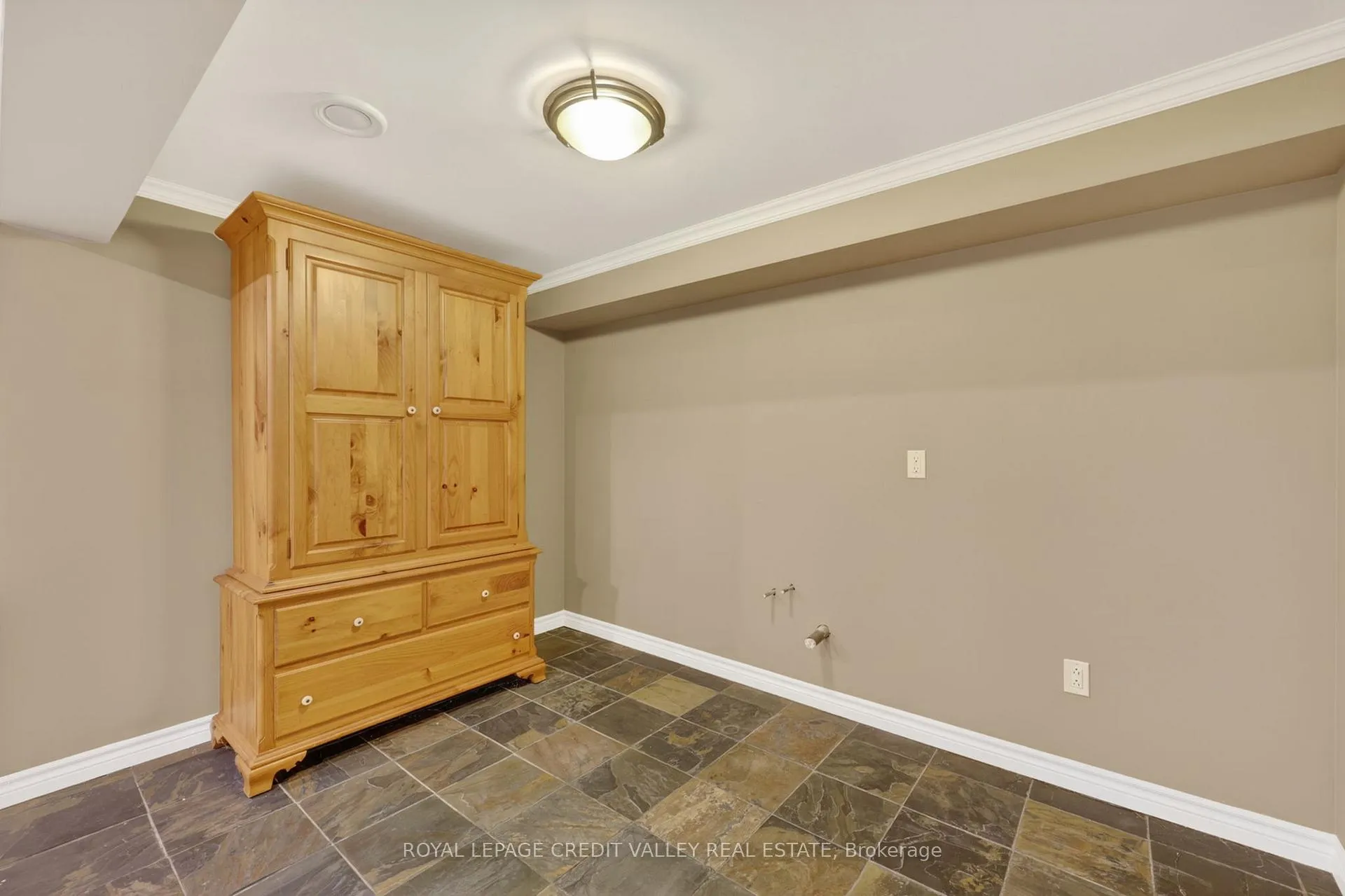 Photo 33 of 52 Terra Cotta Crescent, Brampton, Brampton East — HOMEH