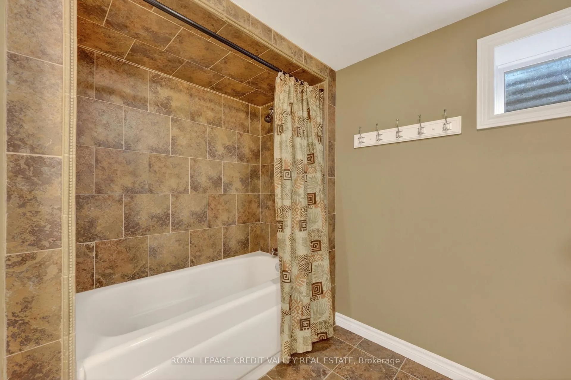Photo 37 of 52 Terra Cotta Crescent, Brampton, Brampton East — HOMEH