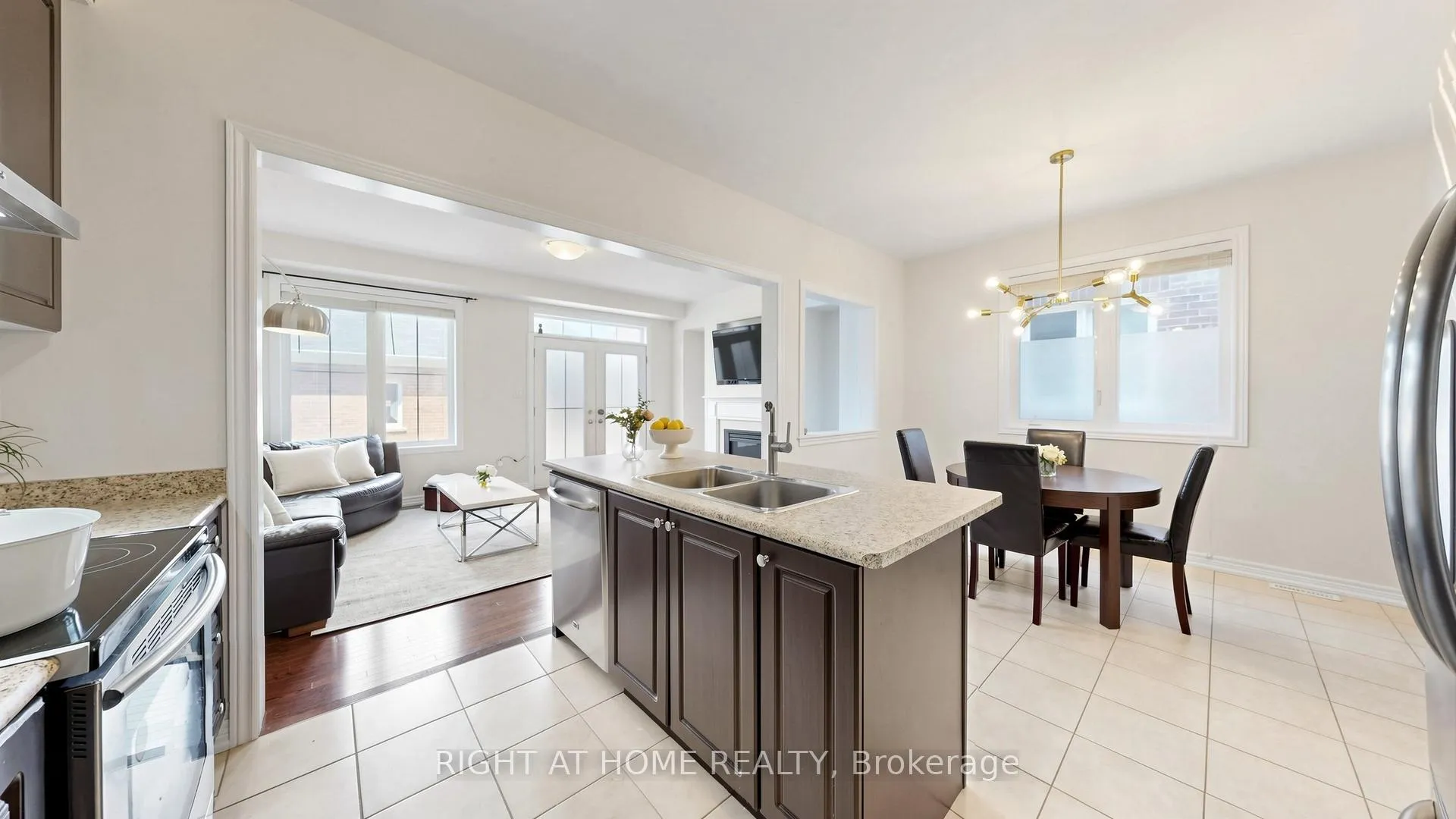 Photo 5 of 208 Cornell Park Avenue, Markham, Cornell — HOMEH