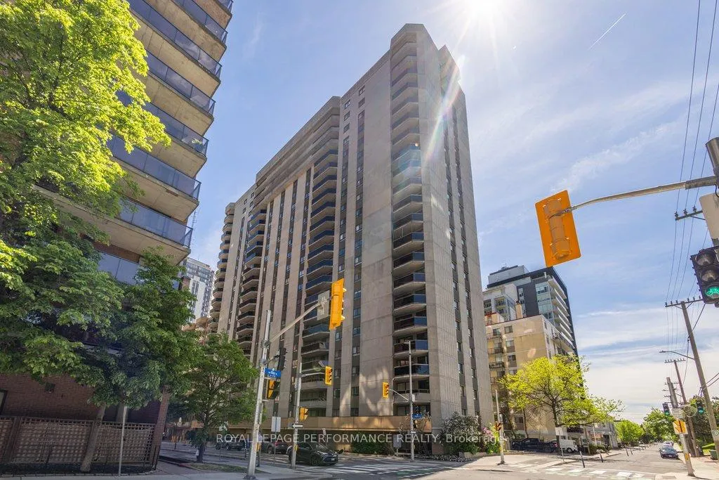 Front of Unit 1705, 470 Laurier Avenue W