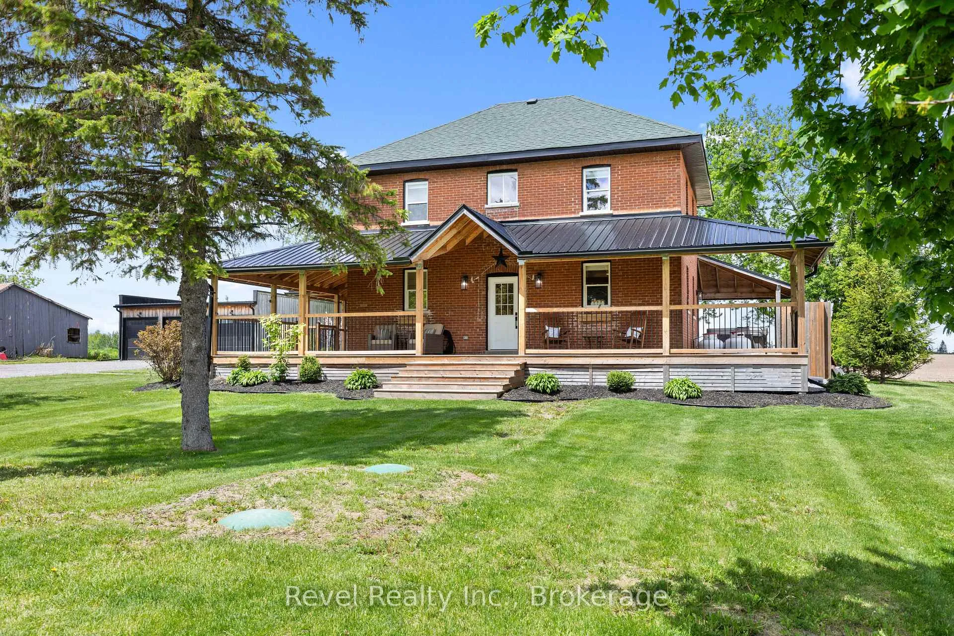 Front of 454 Colborne Street W