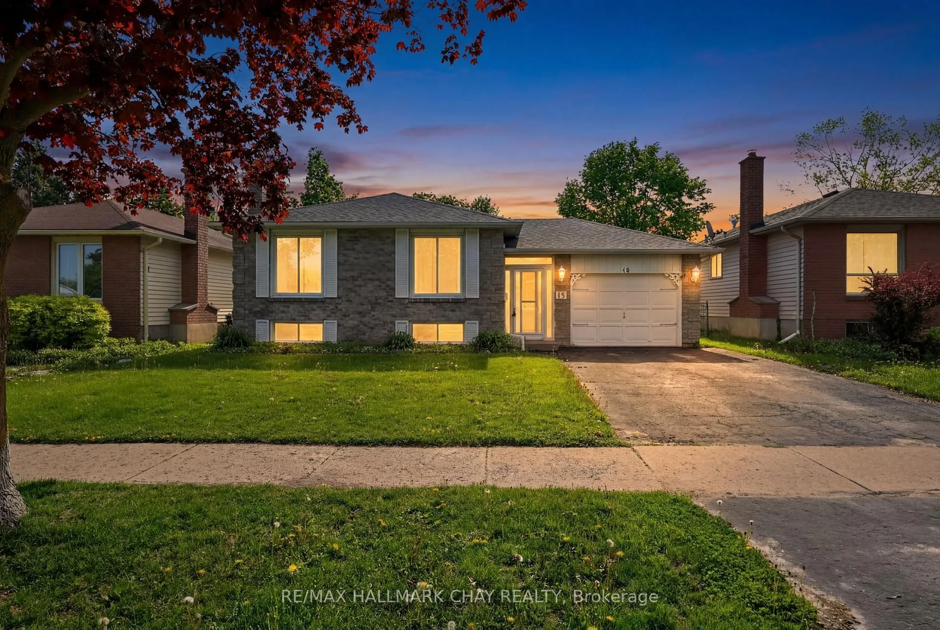 Photo 2 of 13 Bronte Crescent, Barrie, Letitia Heights — HOMEH