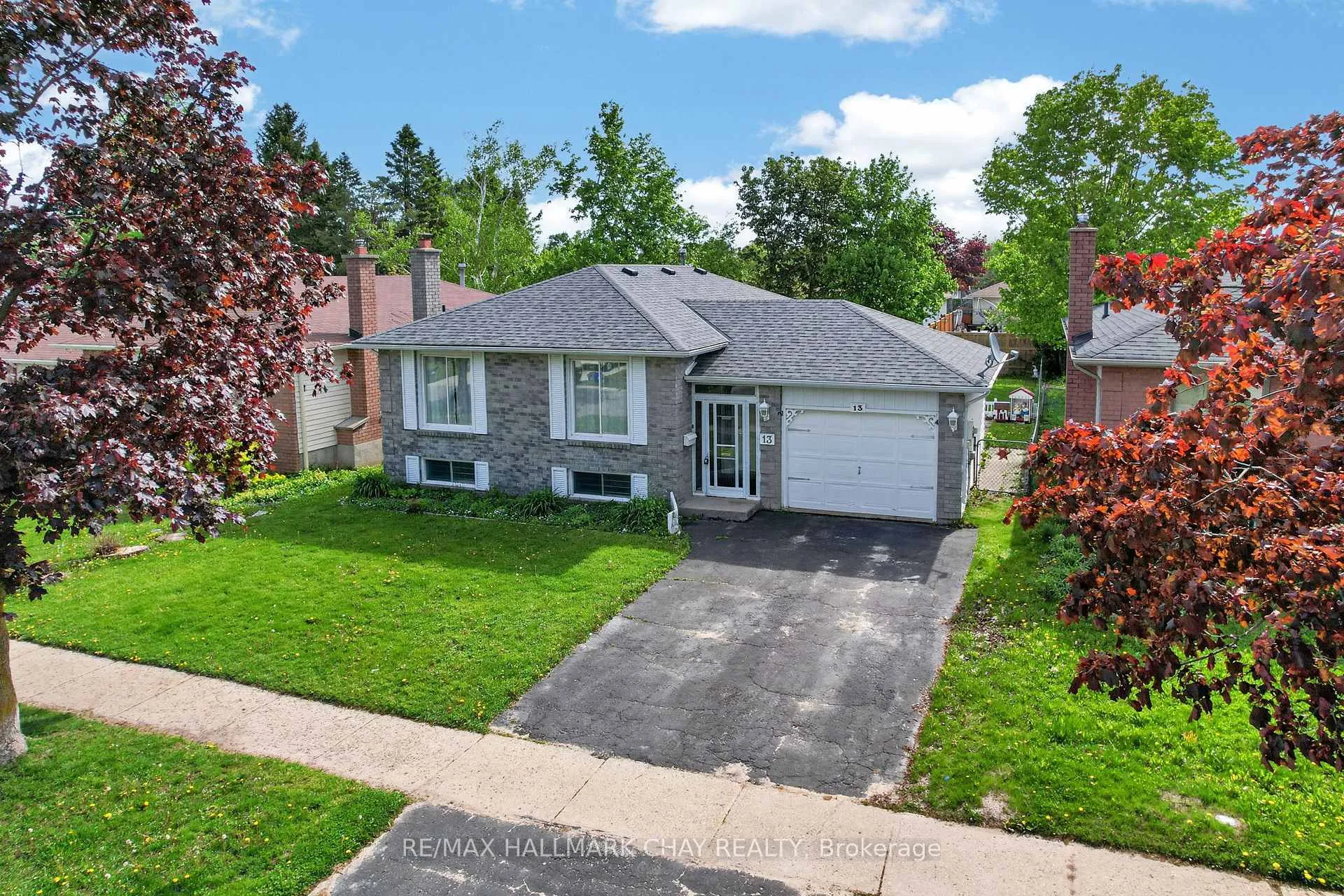 Photo 3 of 13 Bronte Crescent, Barrie, Letitia Heights — HOMEH