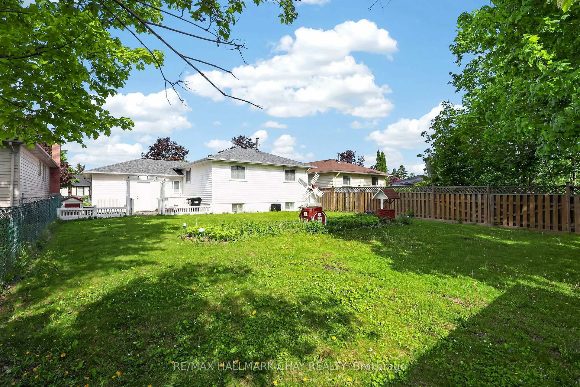 Photo 4 of 13 Bronte Crescent, Barrie, Letitia Heights — HOMEH
