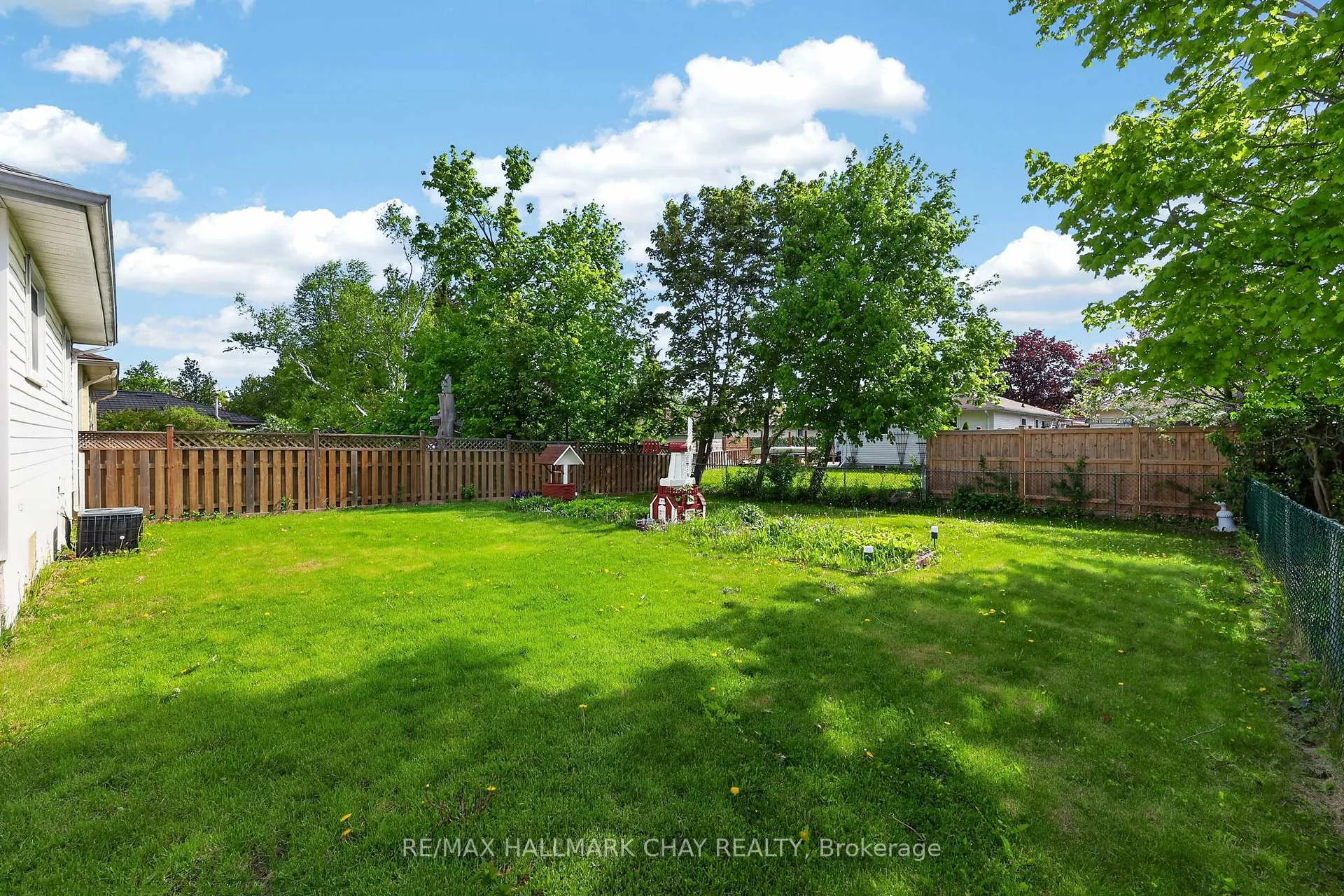 Photo 5 of 13 Bronte Crescent, Barrie, Letitia Heights — HOMEH