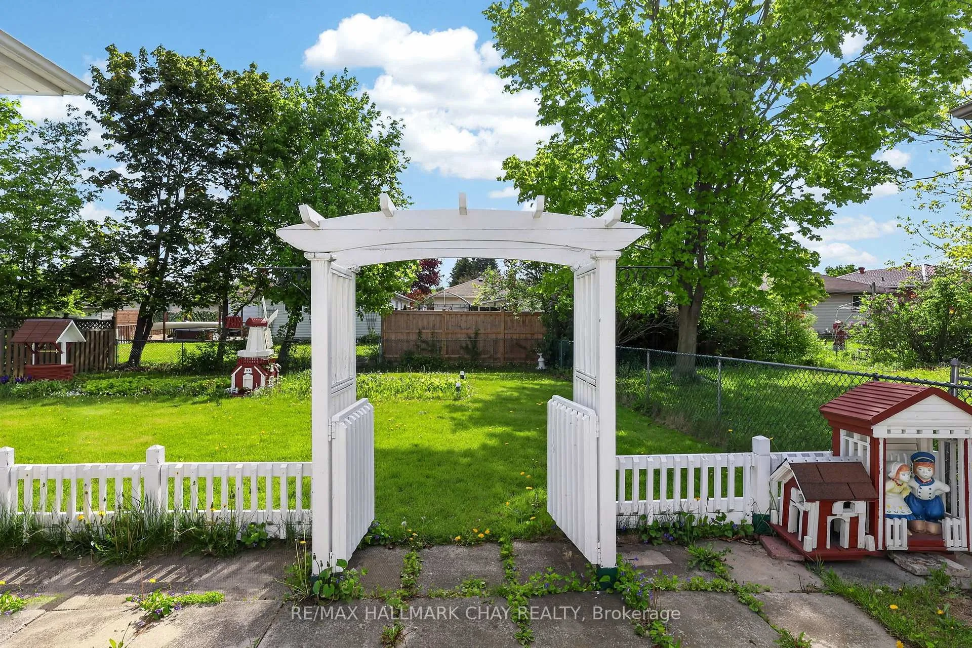 Photo 6 of 13 Bronte Crescent, Barrie, Letitia Heights — HOMEH