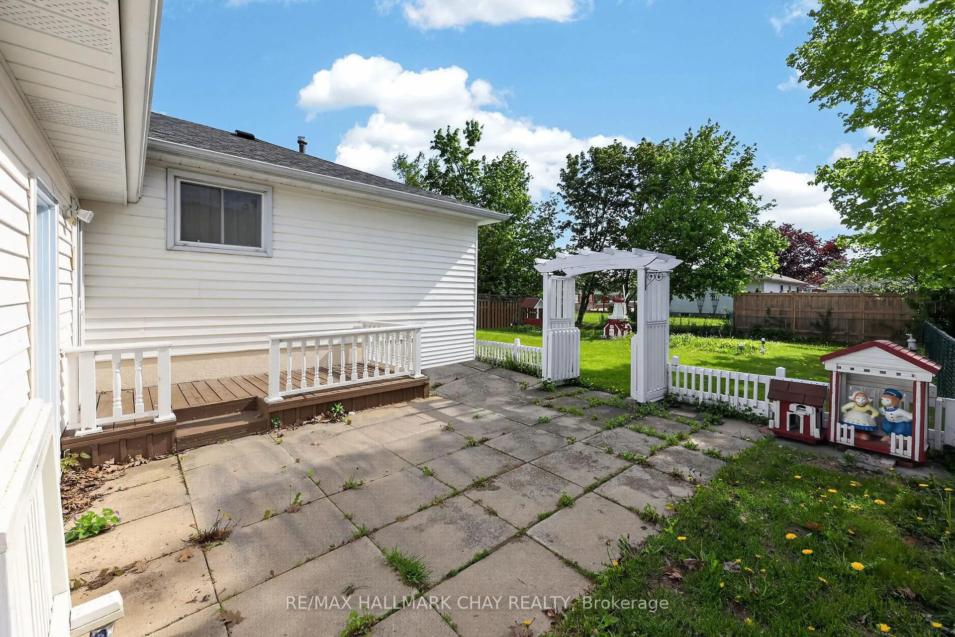 Photo 7 of 13 Bronte Crescent, Barrie, Letitia Heights — HOMEH