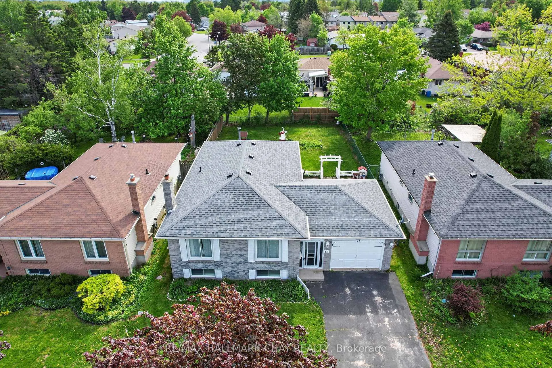 Photo 9 of 13 Bronte Crescent, Barrie, Letitia Heights — HOMEH