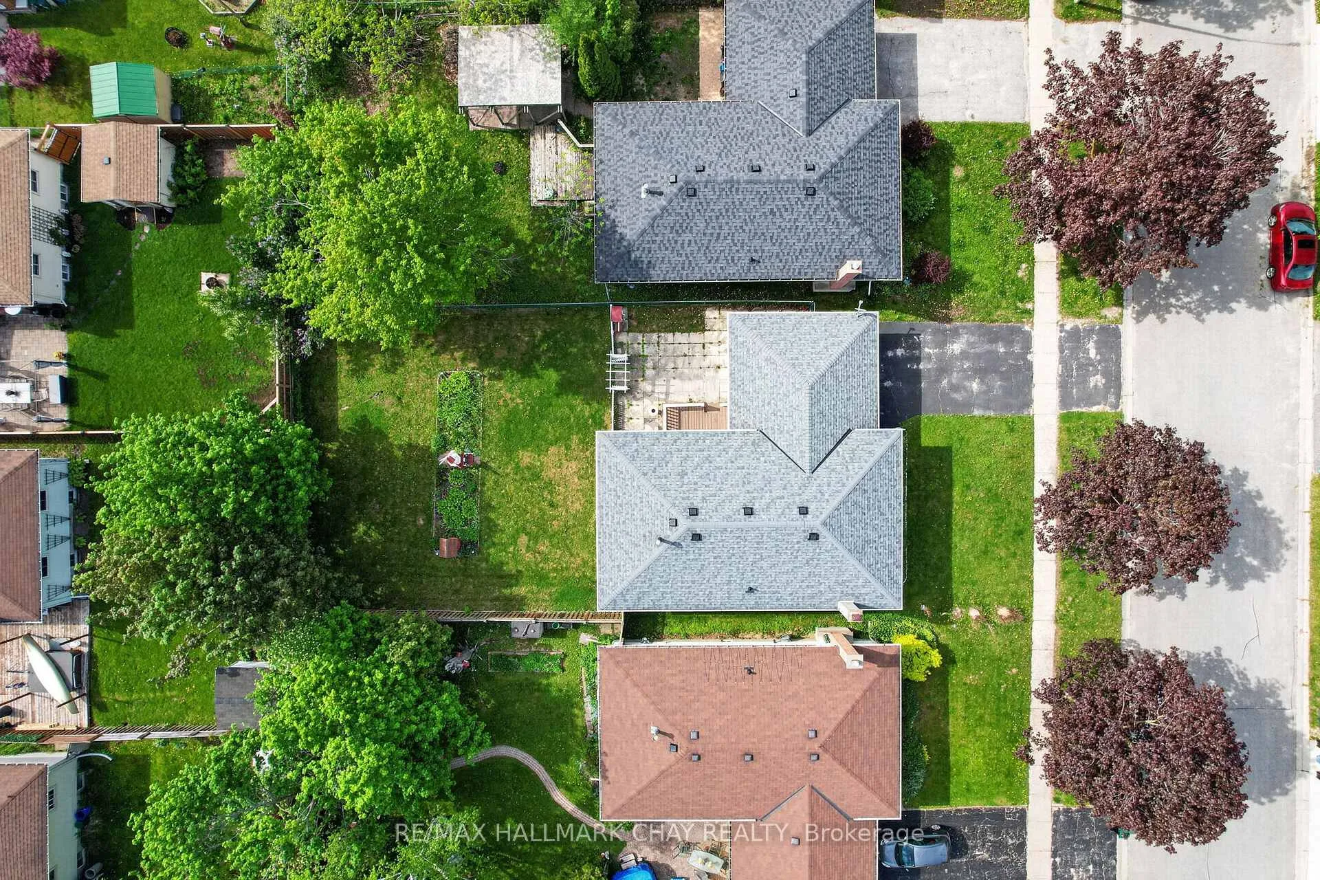 Photo 10 of 13 Bronte Crescent, Barrie, Letitia Heights — HOMEH
