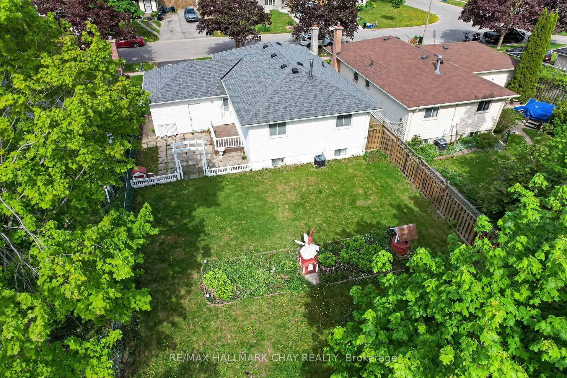 Photo 11 of 13 Bronte Crescent, Barrie, Letitia Heights — HOMEH