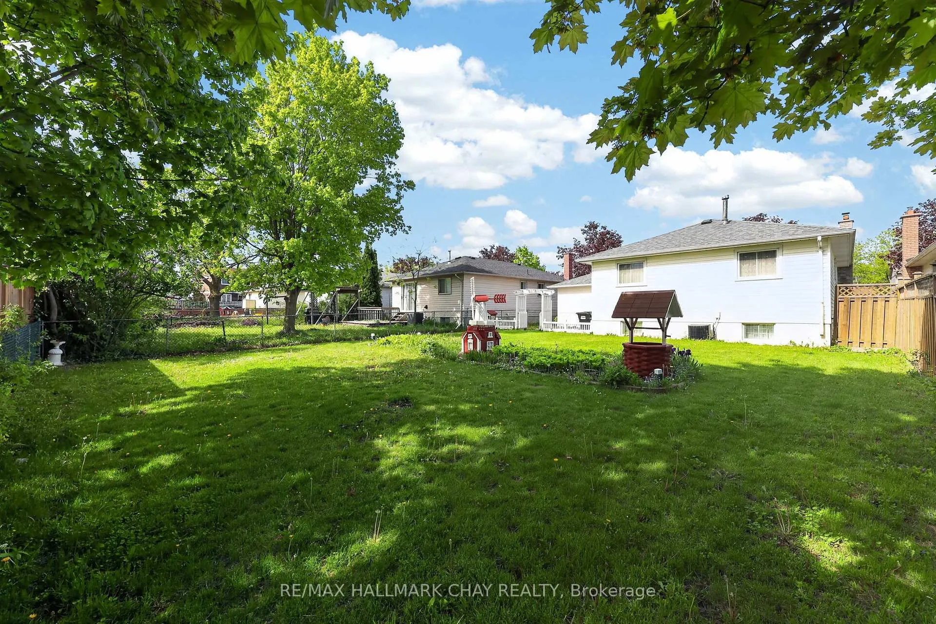 Photo 12 of 13 Bronte Crescent, Barrie, Letitia Heights — HOMEH