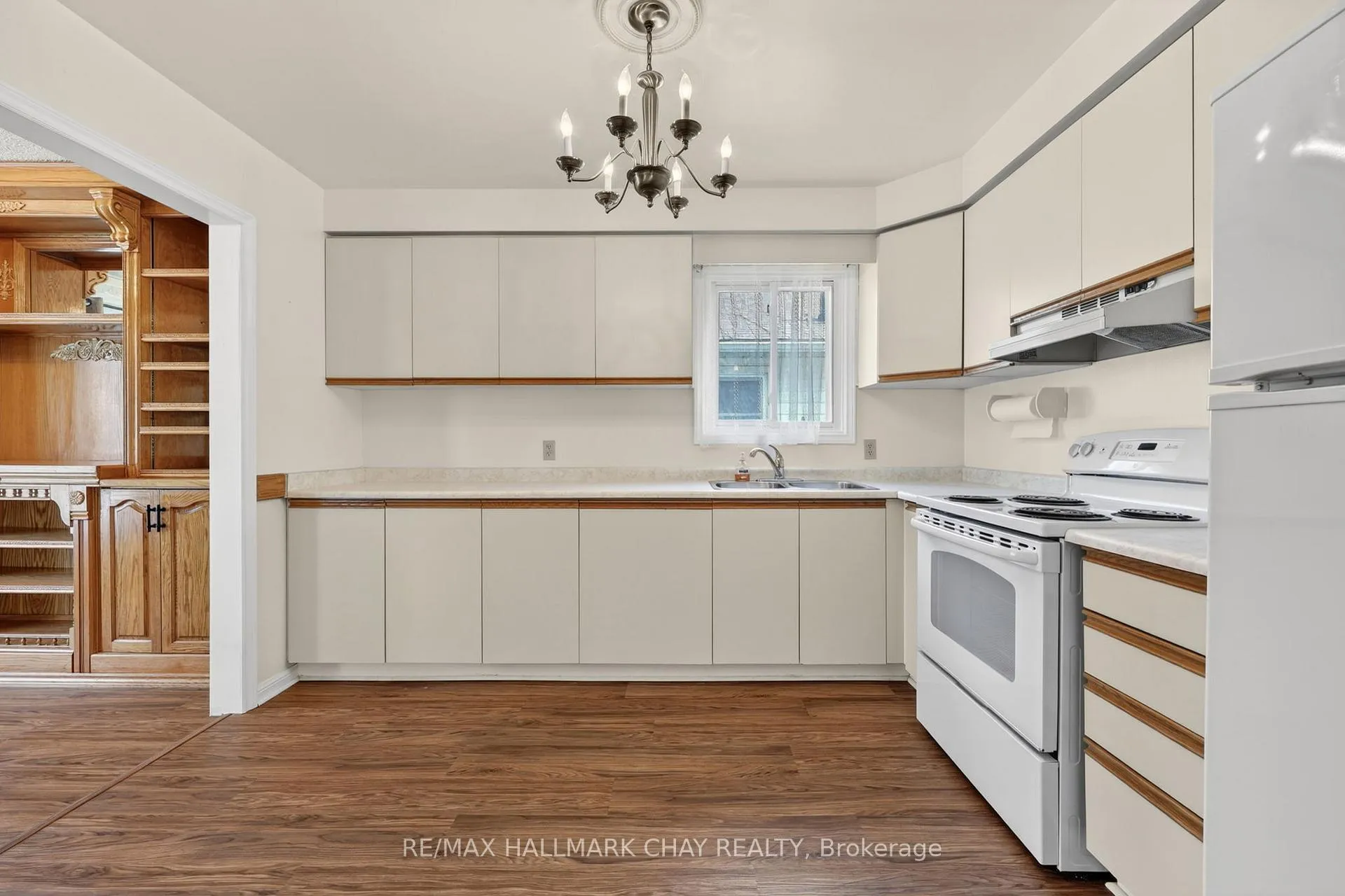 Photo 15 of 13 Bronte Crescent, Barrie, Letitia Heights — HOMEH
