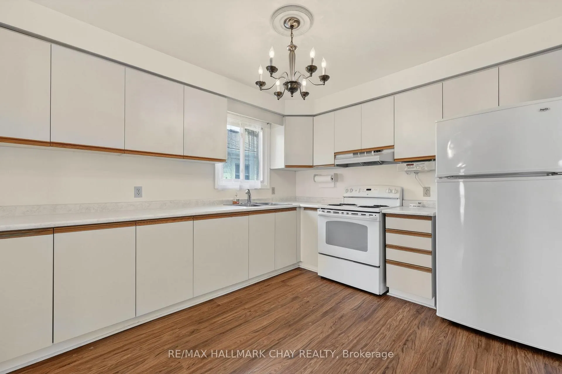 Photo 16 of 13 Bronte Crescent, Barrie, Letitia Heights — HOMEH