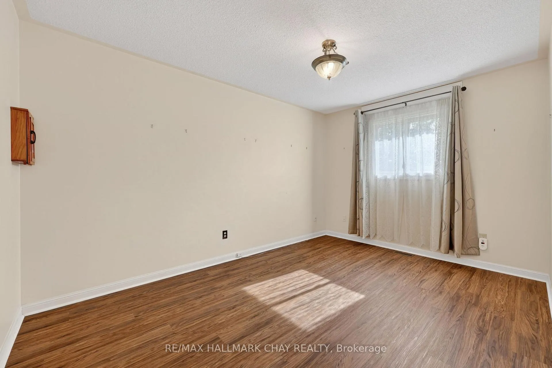 Photo 23 of 13 Bronte Crescent, Barrie, Letitia Heights — HOMEH