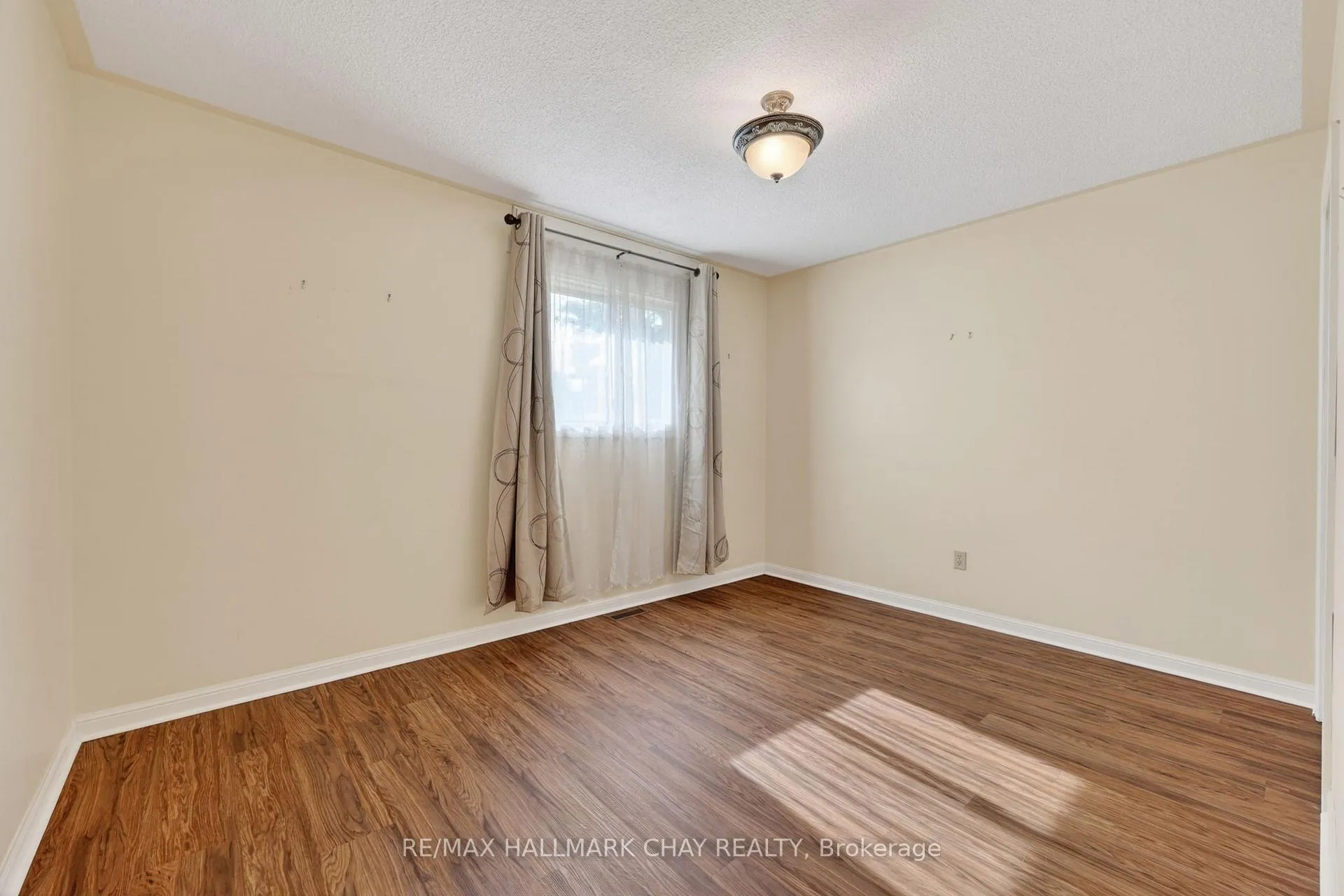 Photo 24 of 13 Bronte Crescent, Barrie, Letitia Heights — HOMEH