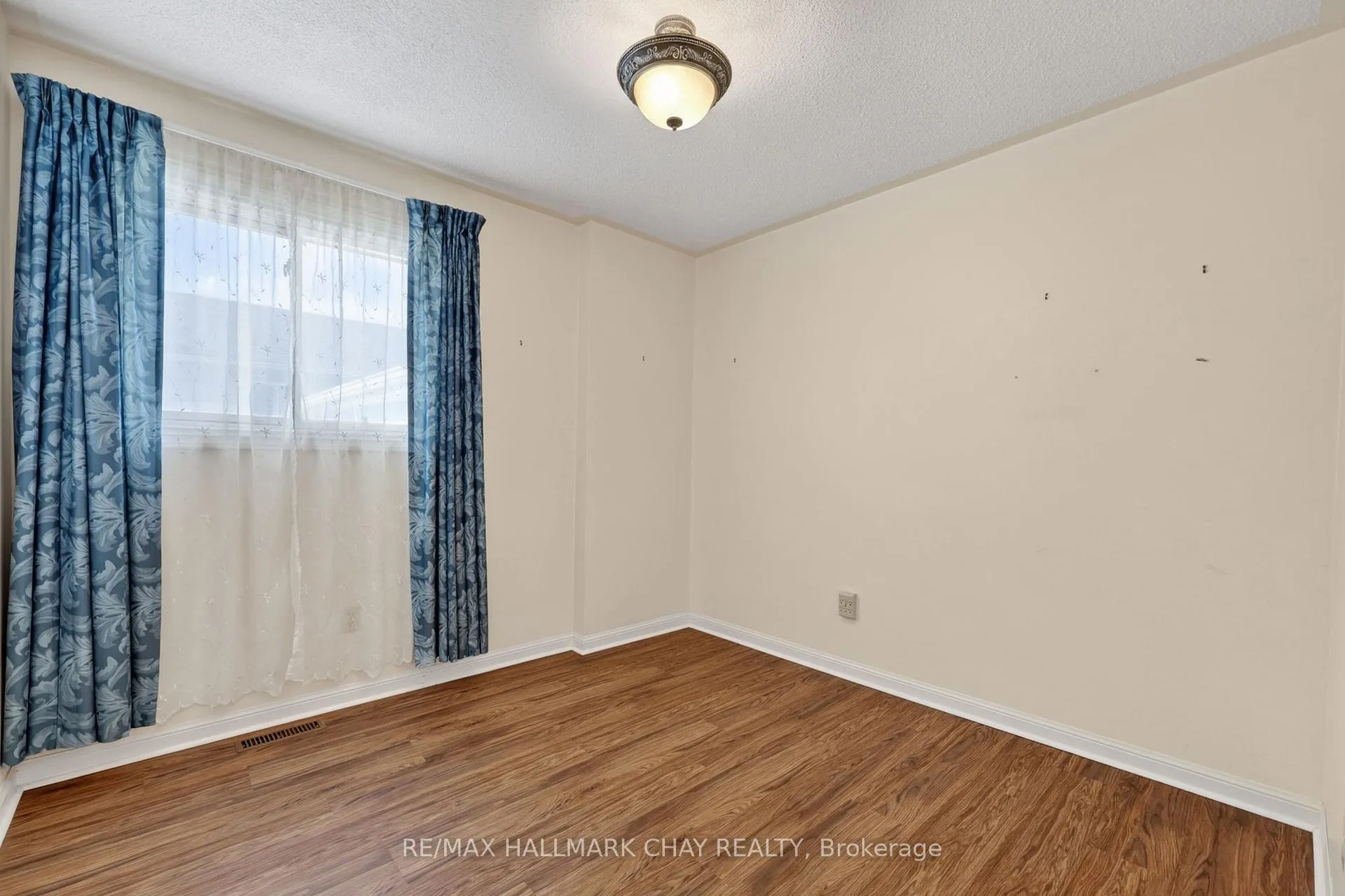 Photo 25 of 13 Bronte Crescent, Barrie, Letitia Heights — HOMEH
