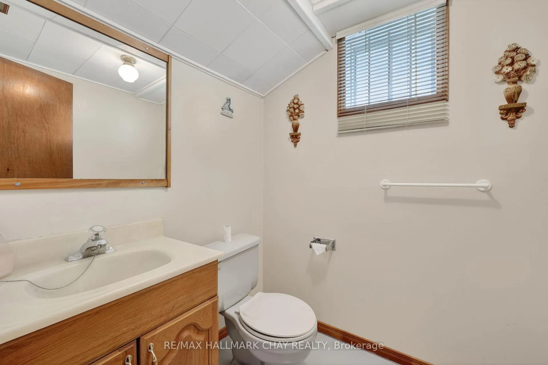 Photo 32 of 13 Bronte Crescent, Barrie, Letitia Heights — HOMEH