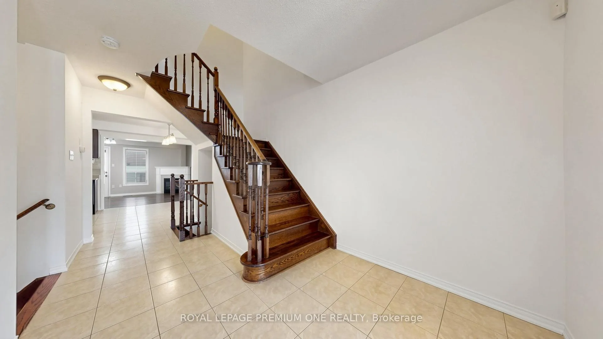 Photo 4 of 108 Argento Crescent, Vaughan, Vellore Village — HOMEH