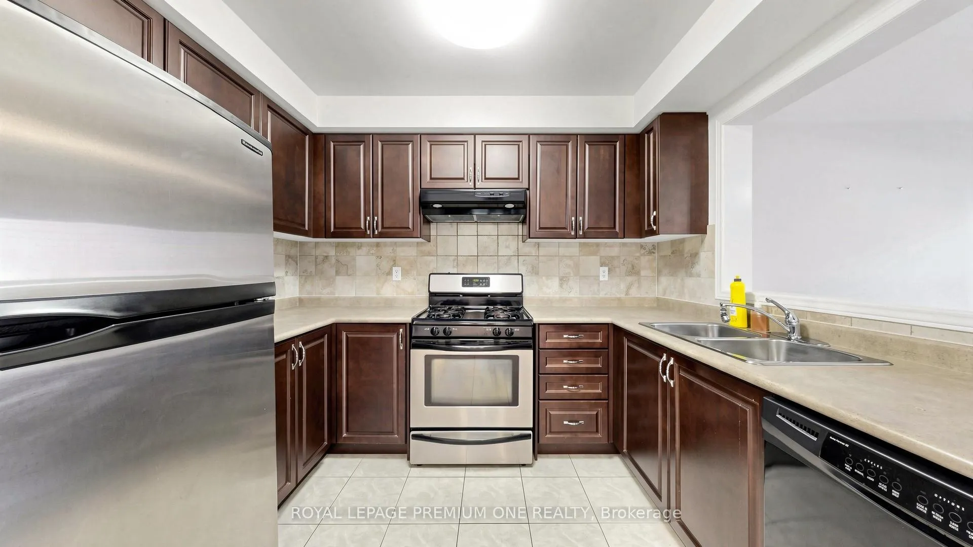 Photo 6 of 108 Argento Crescent, Vaughan, Vellore Village — HOMEH