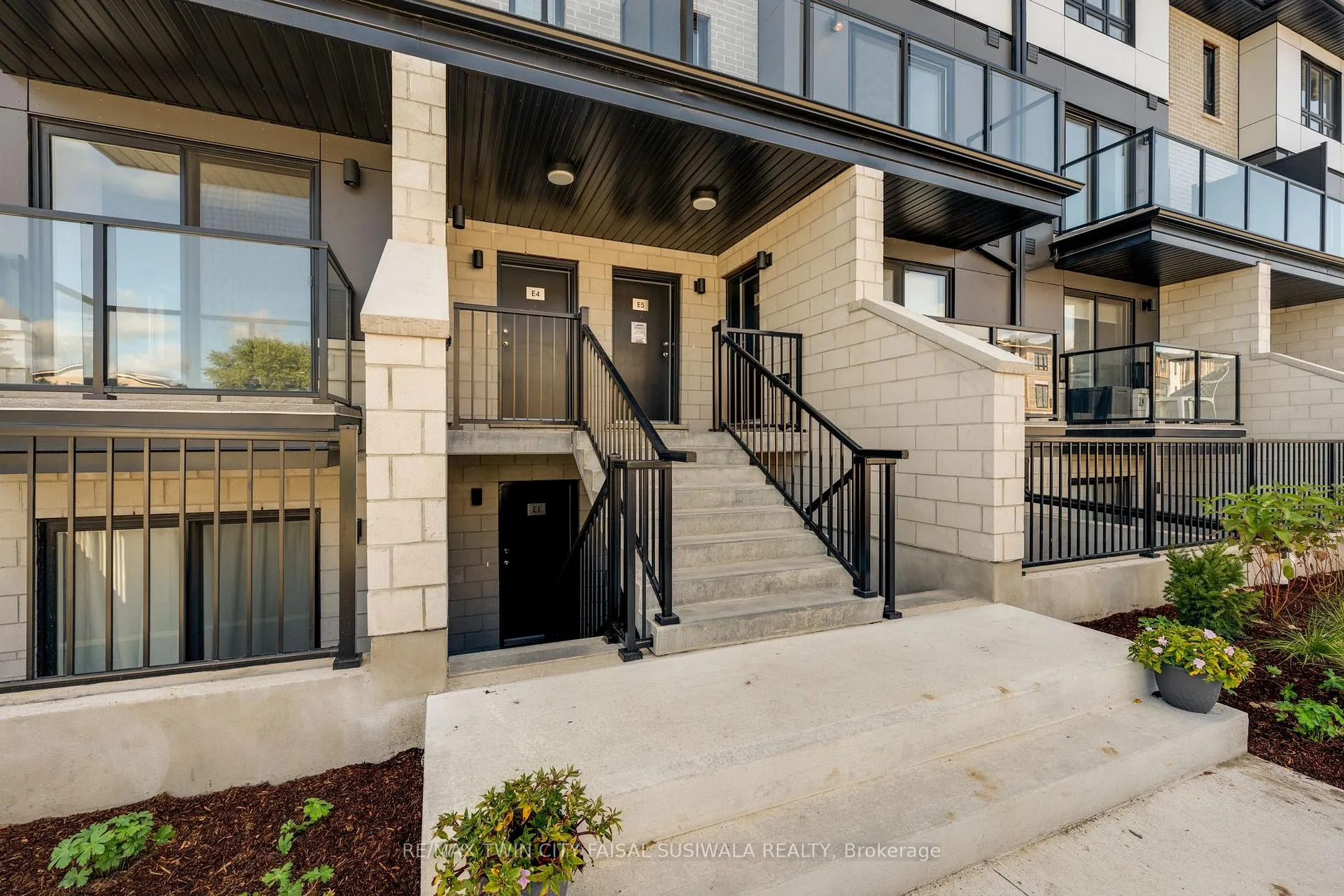 Photo 2 of Unit e5, 410 Northfield Drive W, Waterloo, Colonial Acres — HOMEH