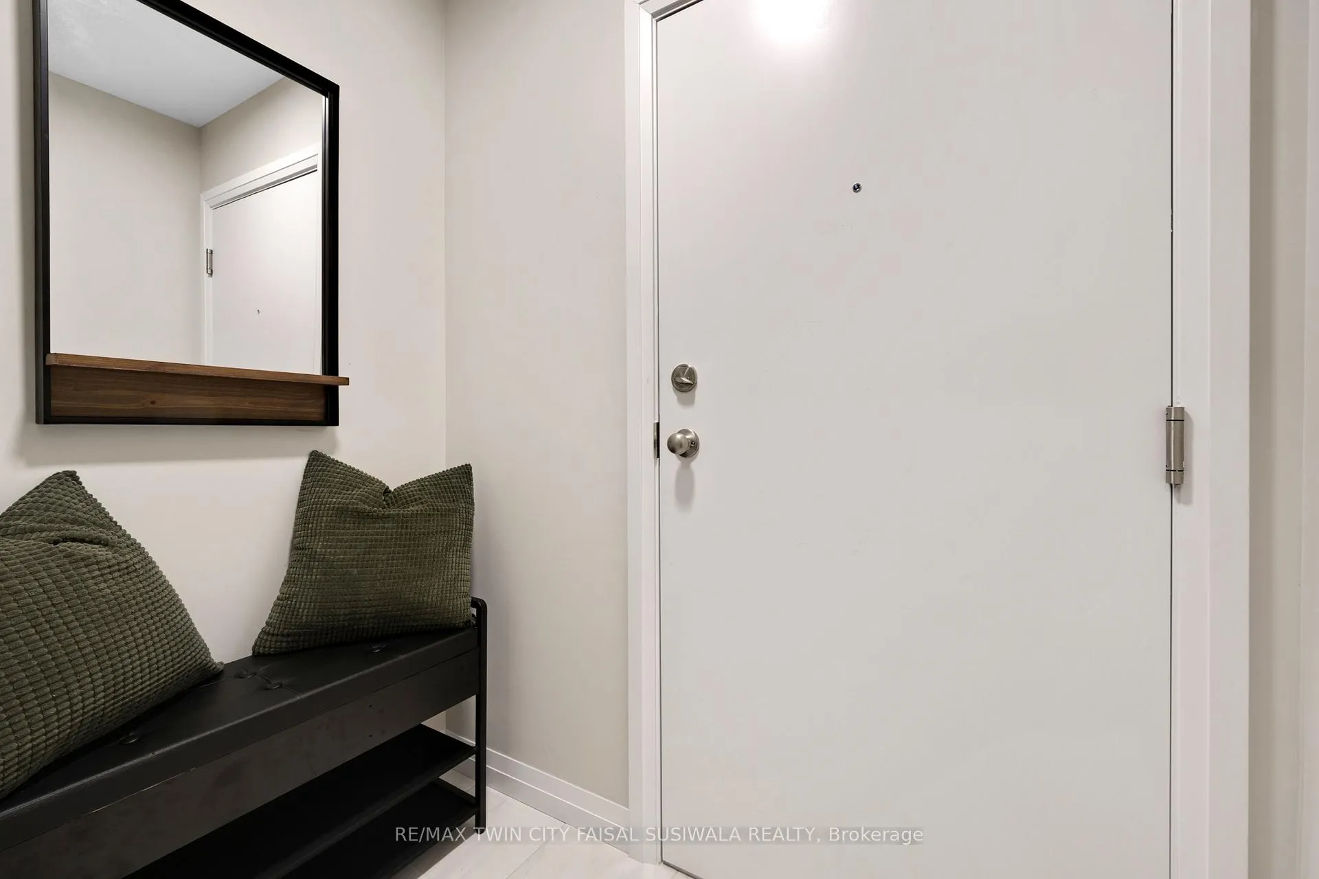 Photo 4 of Unit e5, 410 Northfield Drive W, Waterloo, Colonial Acres — HOMEH