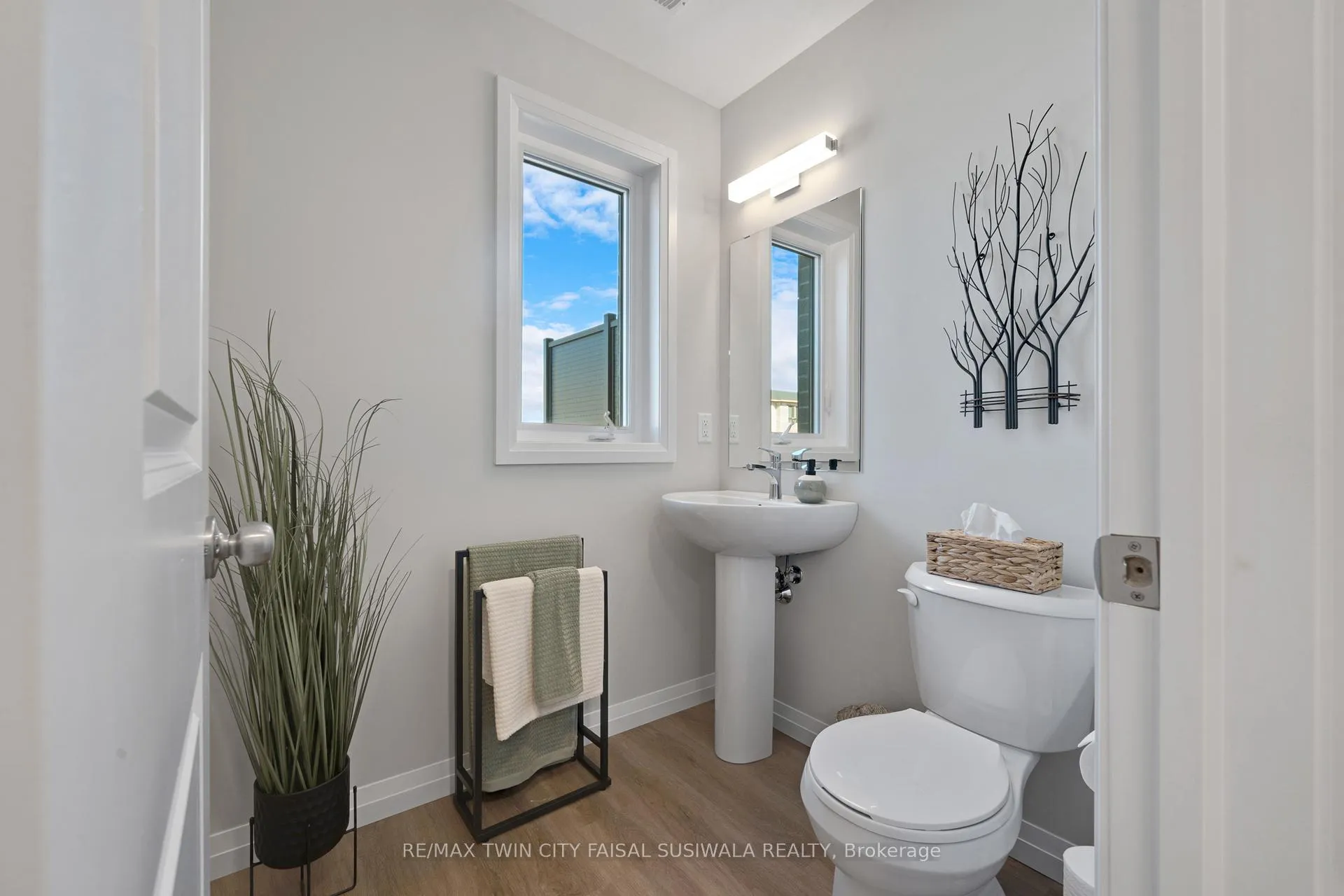 Photo 15 of Unit e5, 410 Northfield Drive W, Waterloo, Colonial Acres — HOMEH