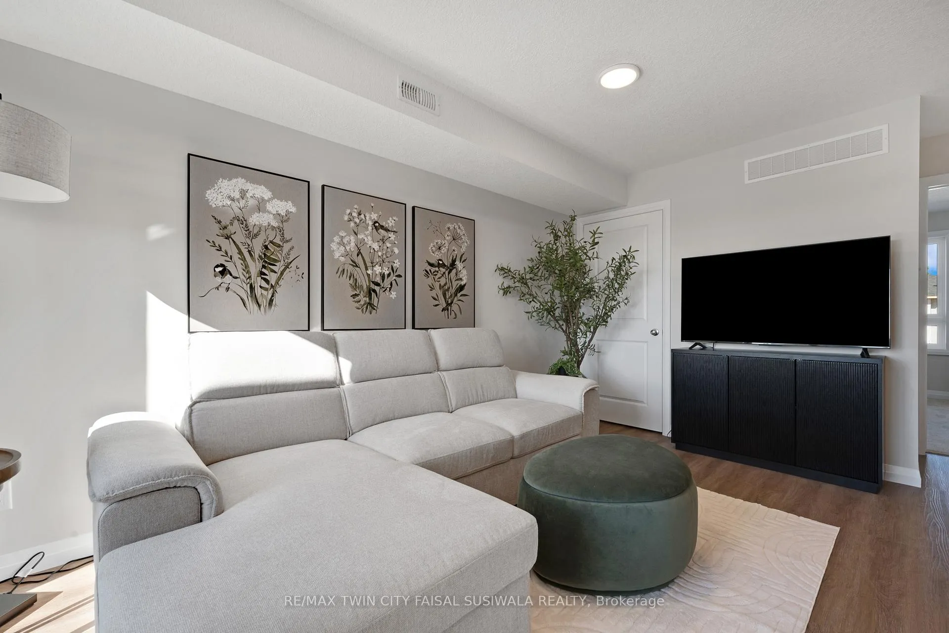 Photo 19 of Unit e5, 410 Northfield Drive W, Waterloo, Colonial Acres — HOMEH
