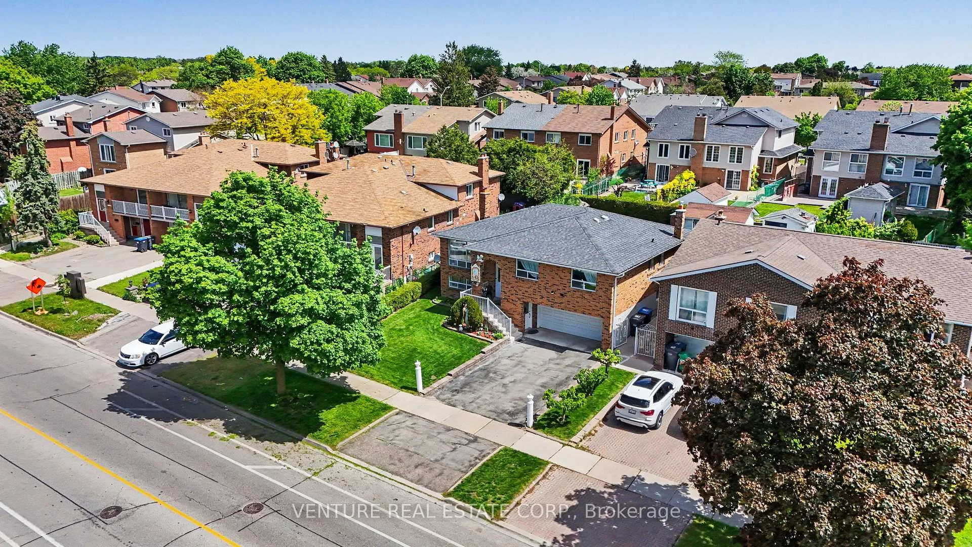 Photo 2 of 346 Centre Street N, Brampton, Brampton North — HOMEH