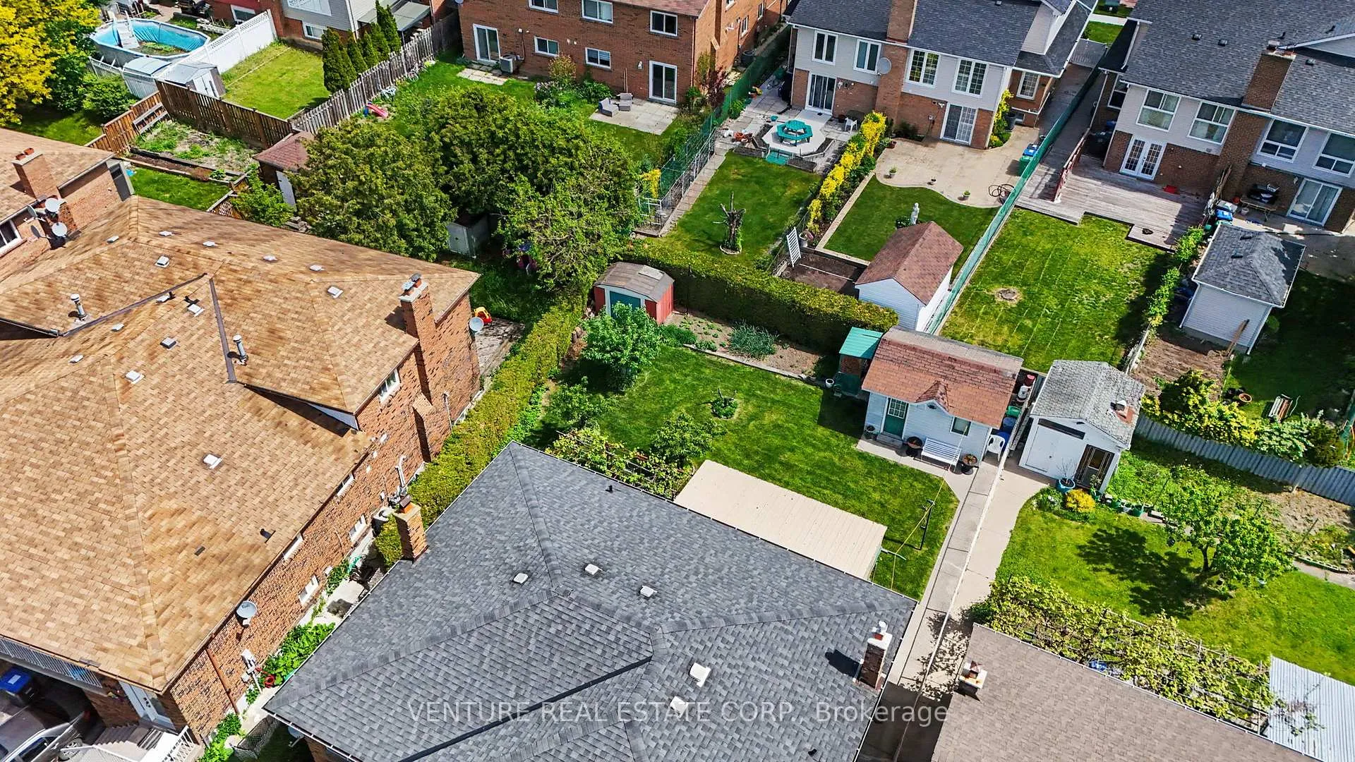 Photo 3 of 346 Centre Street N, Brampton, Brampton North — HOMEH