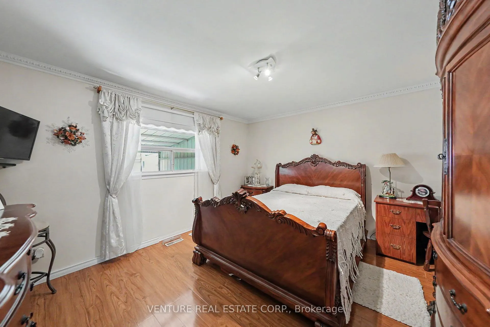 Photo 30 of 346 Centre Street N, Brampton, Brampton North — HOMEH