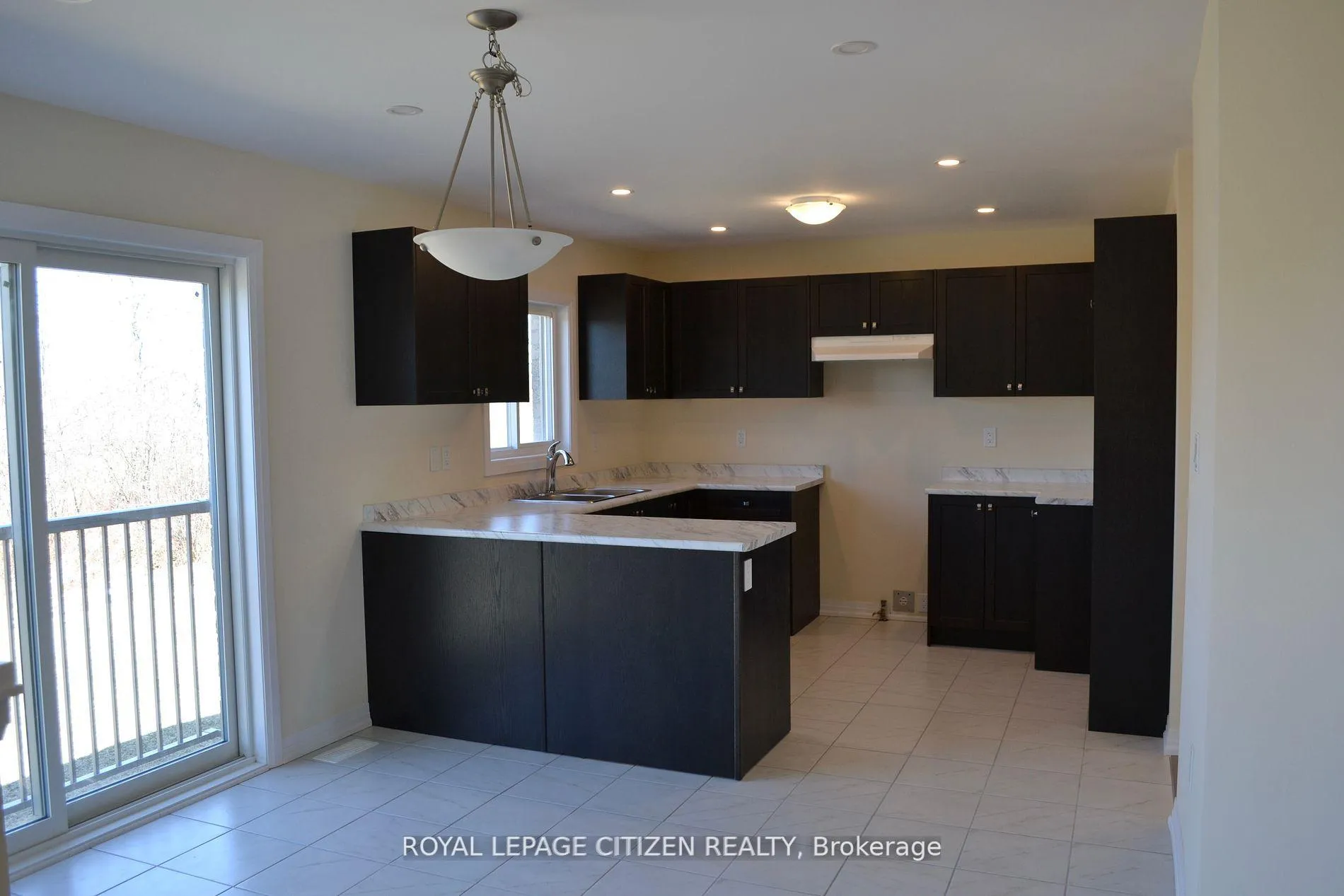 Photo 7 of 41 Carew Boulevard, Kawartha Lakes, Lindsay — HOMEH