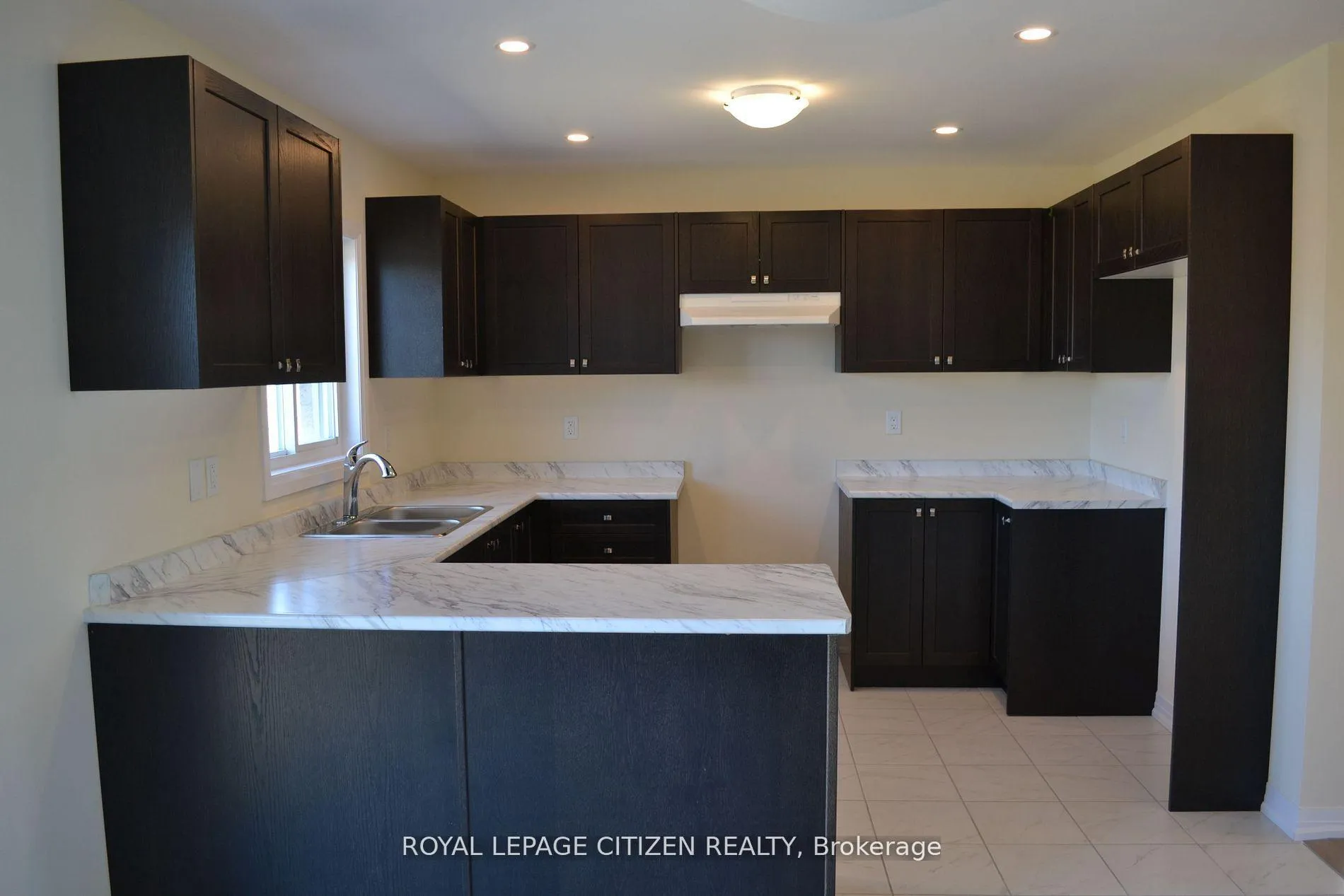 Photo 9 of 41 Carew Boulevard, Kawartha Lakes, Lindsay — HOMEH